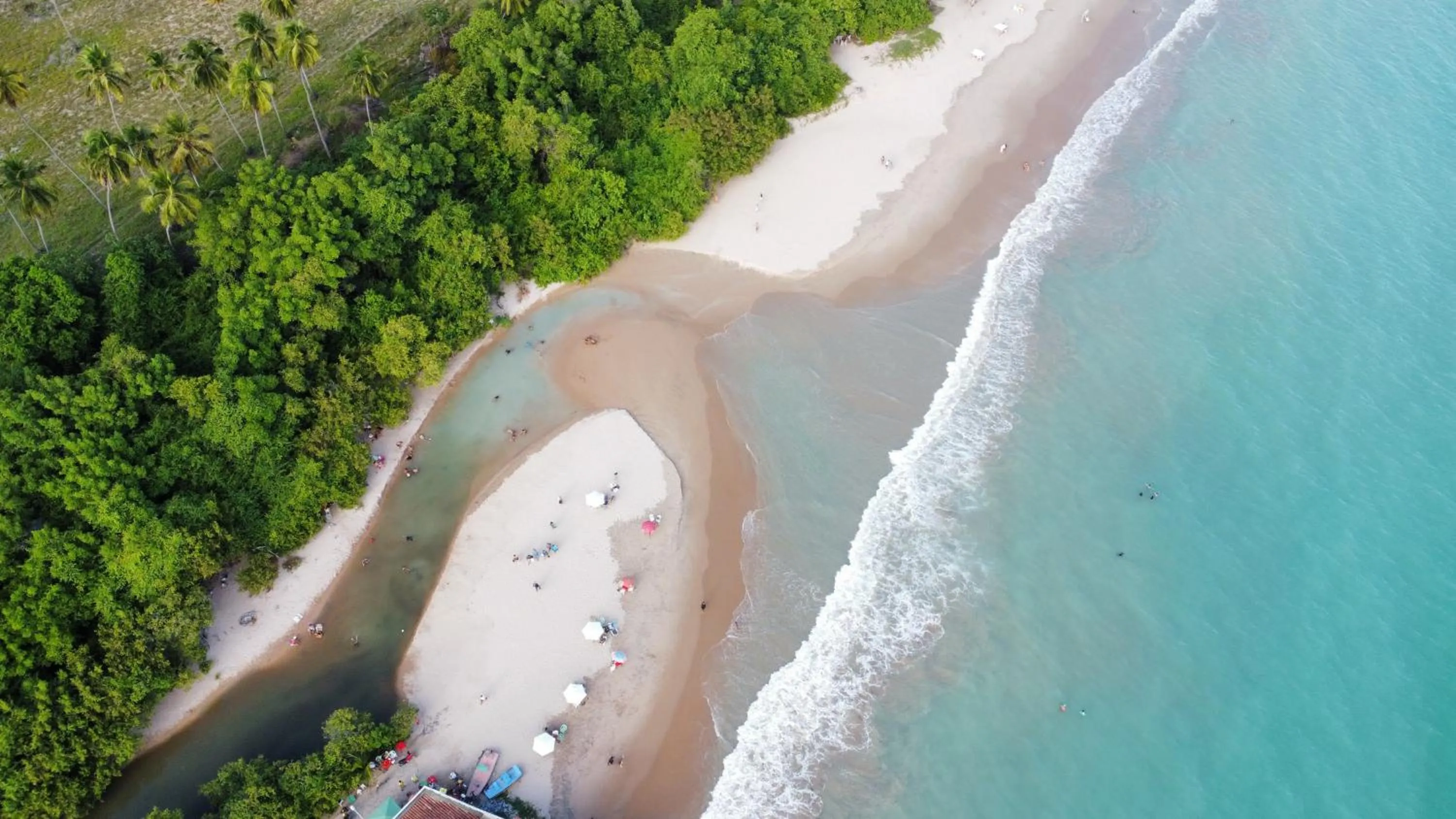 Beach in Wave Suítes Hotel & Lounge bar