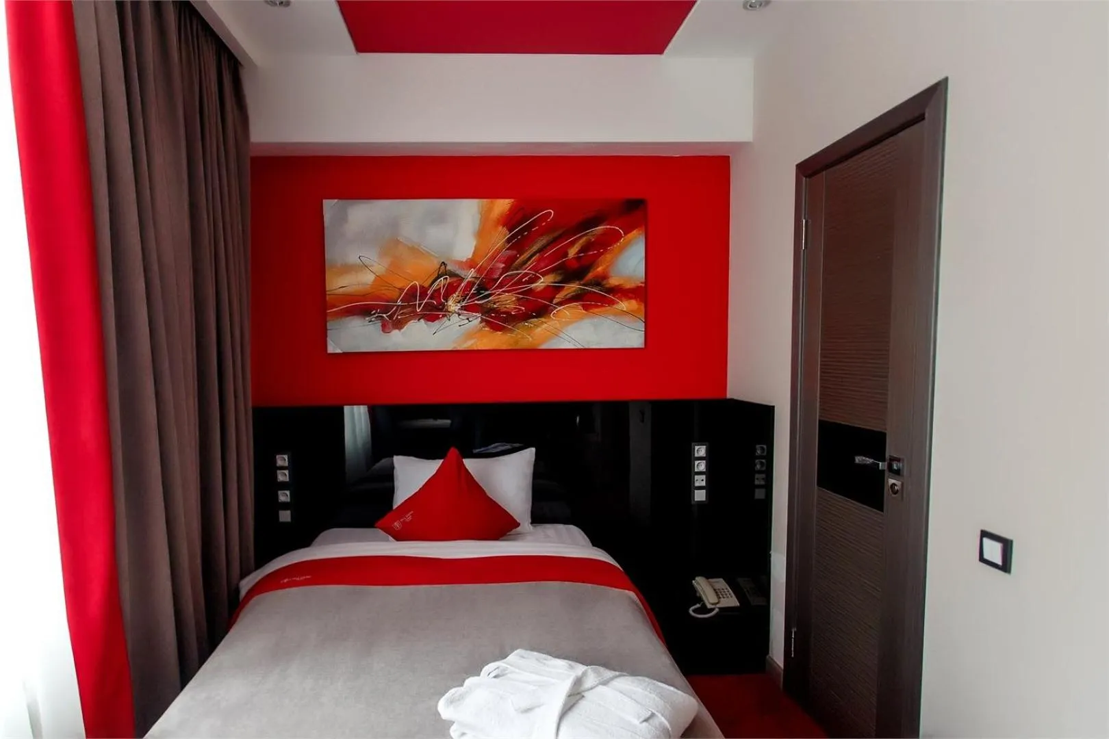 Bed in Mildom Premium Hotel