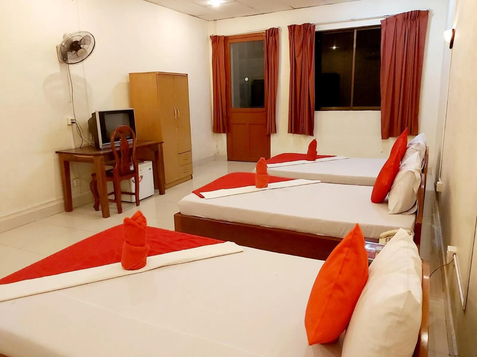 Bedroom, Bed in Capitol One