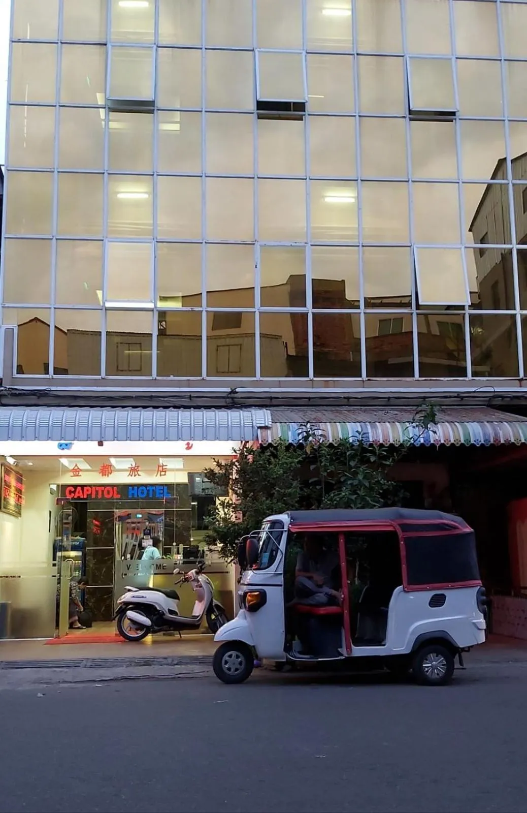 Facade/entrance in Capitol One