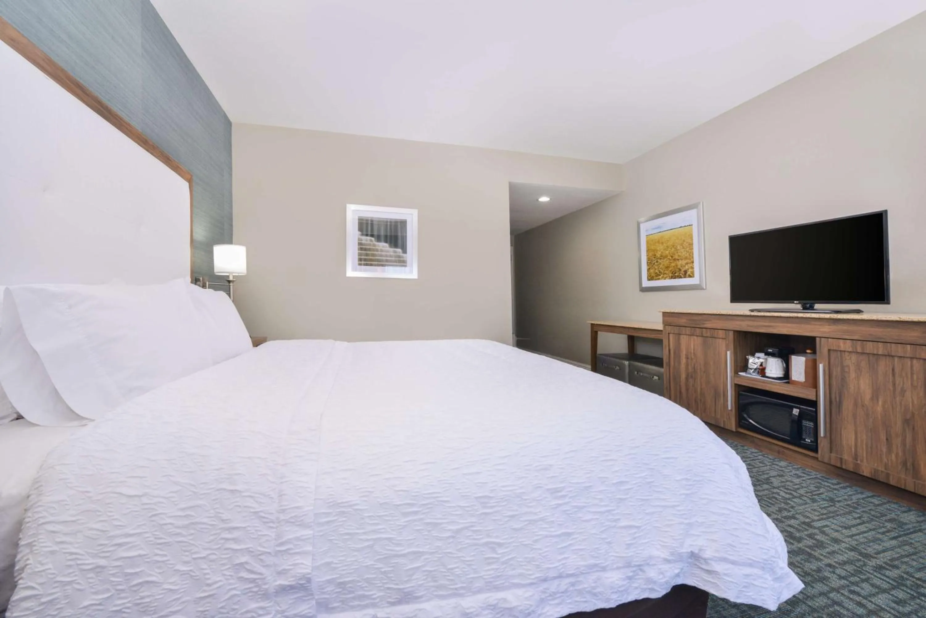 Bed in Hampton Inn Emporia, KS