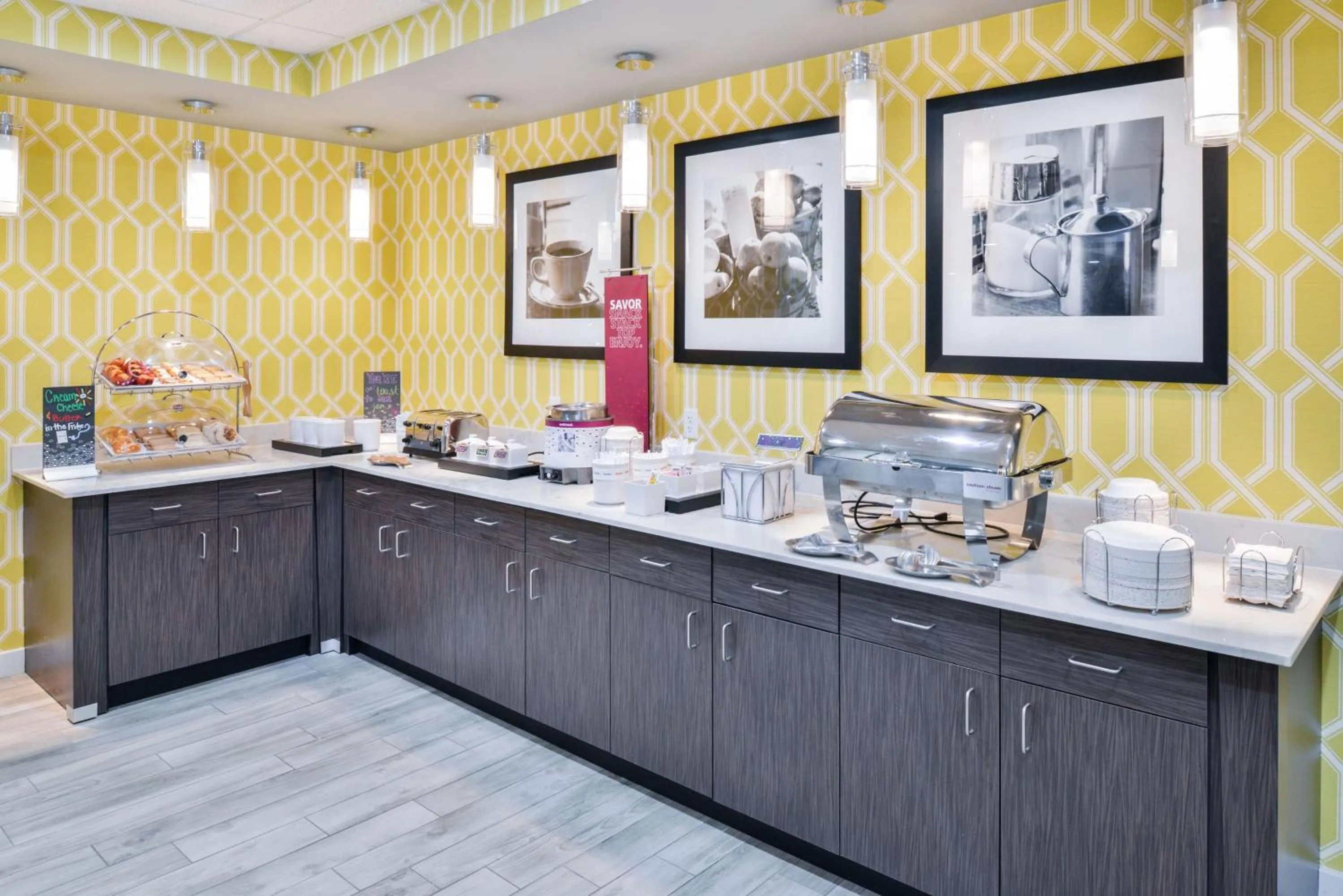 Dining area in Hampton Inn Emporia, KS