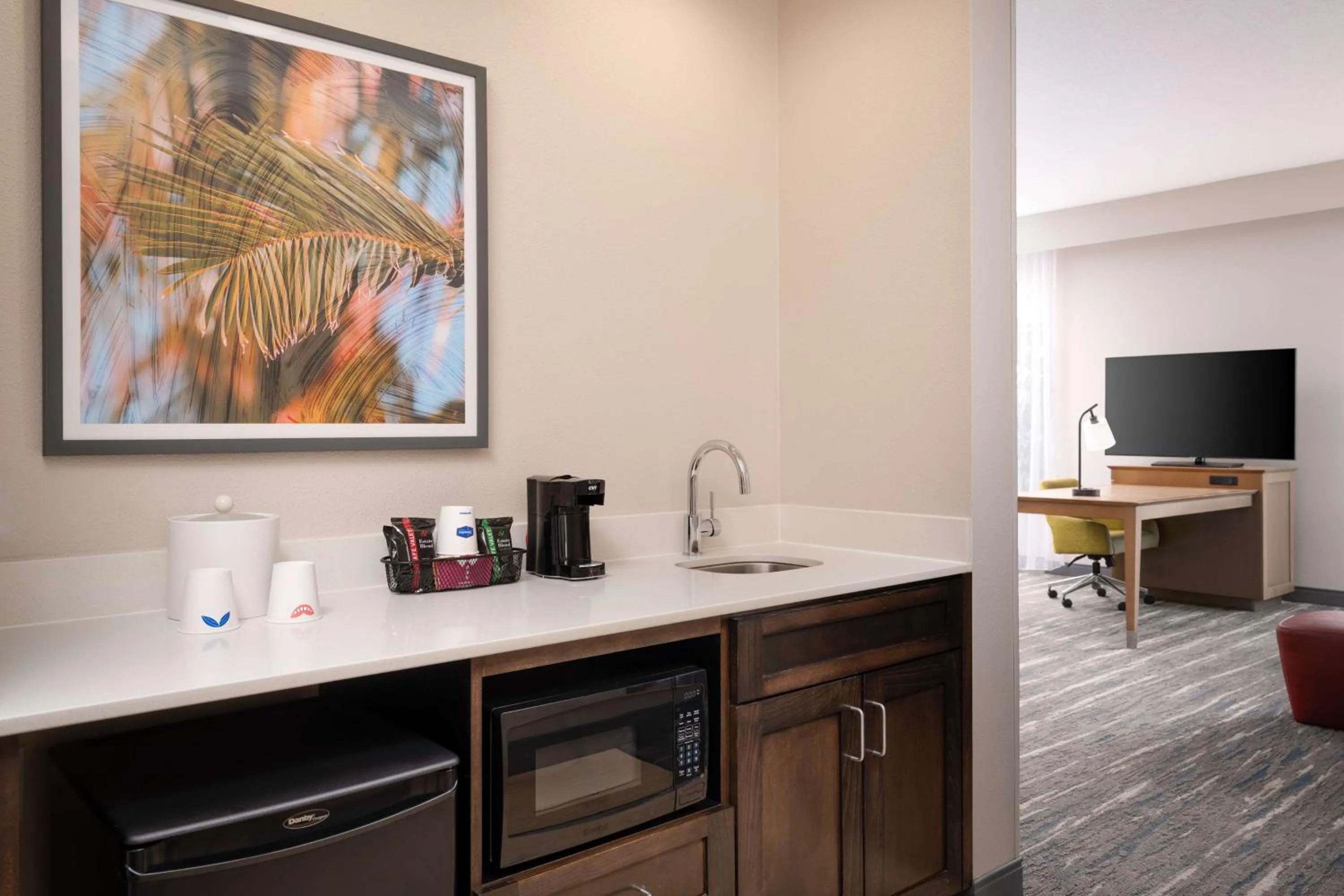 Photo of the whole room in Hampton Inn Plant City