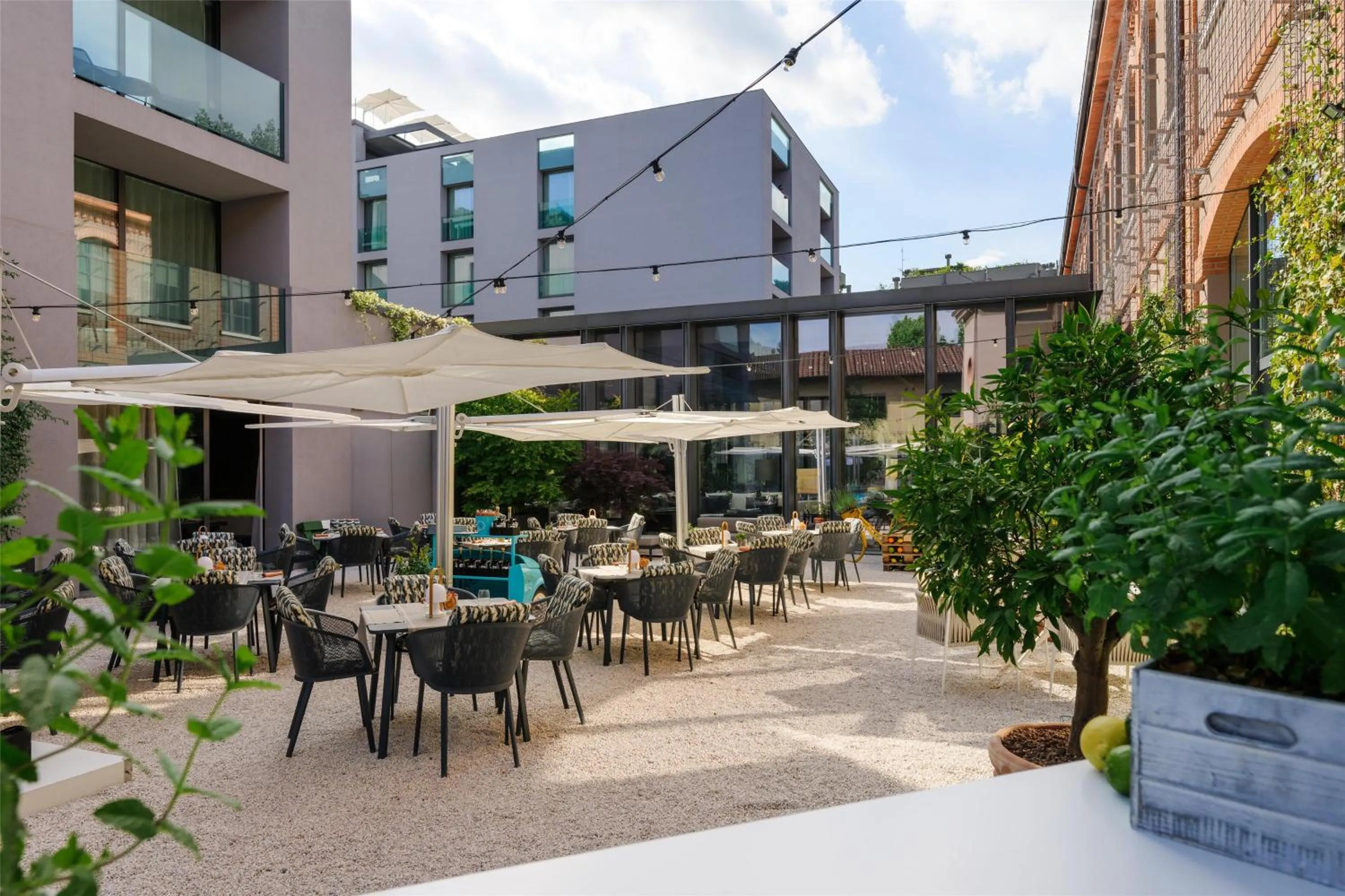 Restaurant/places to eat in Hilton Lake Como