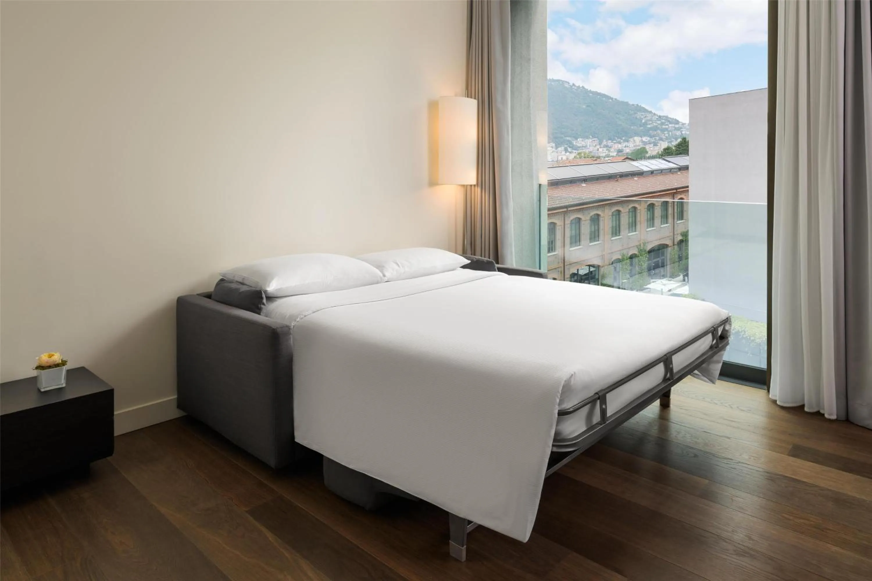 Living room, Bed in Hilton Lake Como