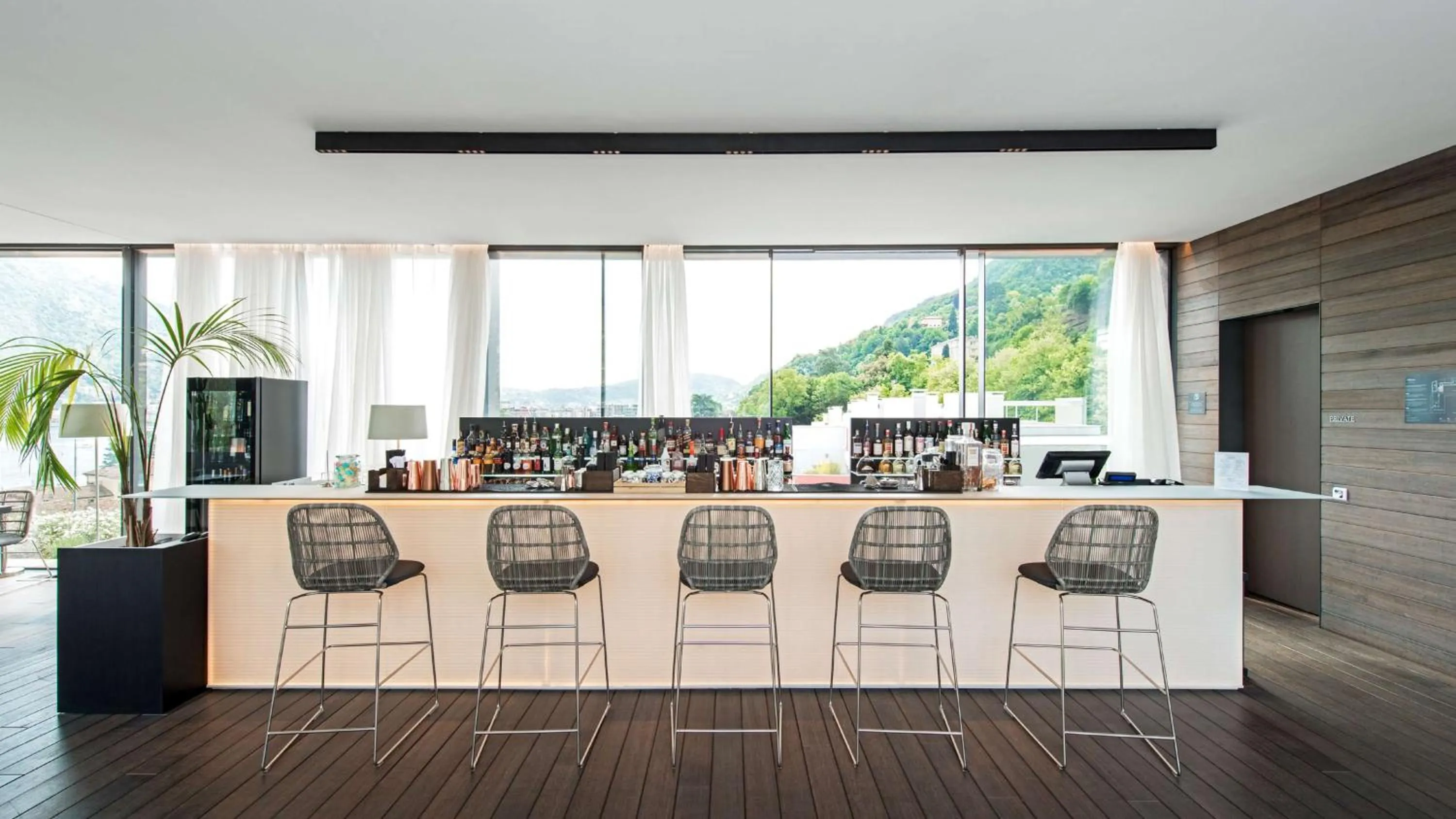 Lounge or bar in Hilton Lake Como