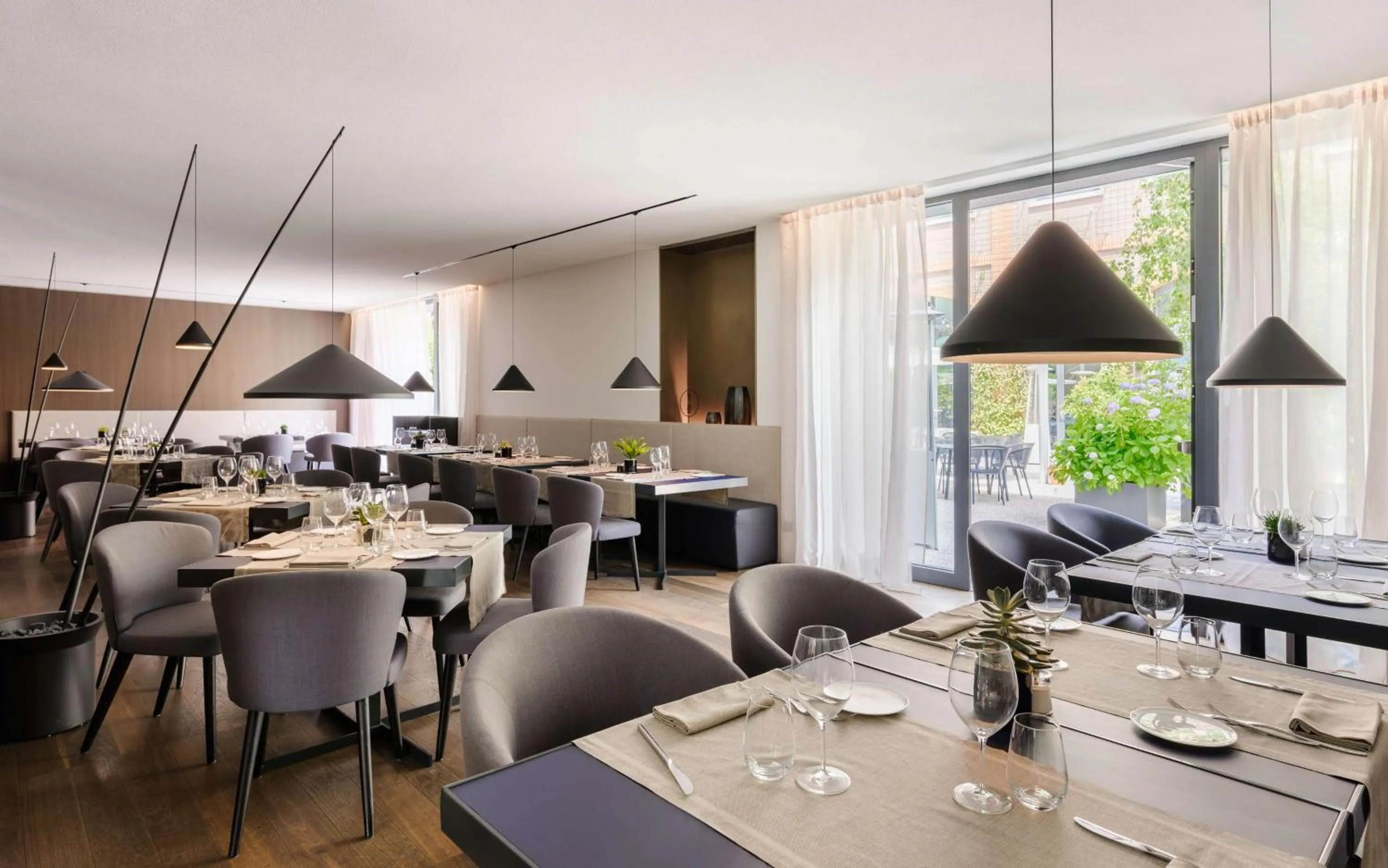 Restaurant/places to eat in Hilton Lake Como