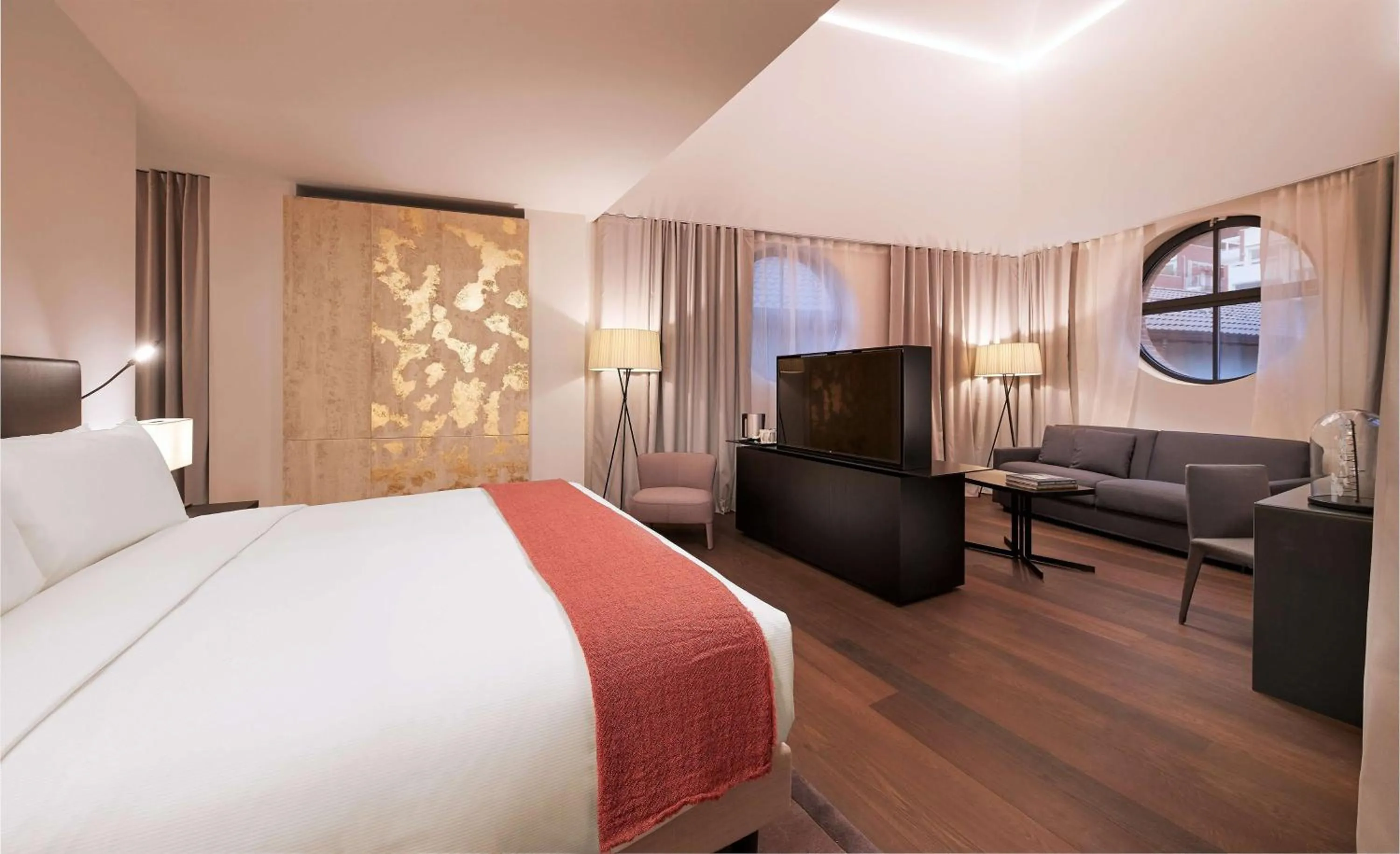 Living room, Bed in Hilton Lake Como