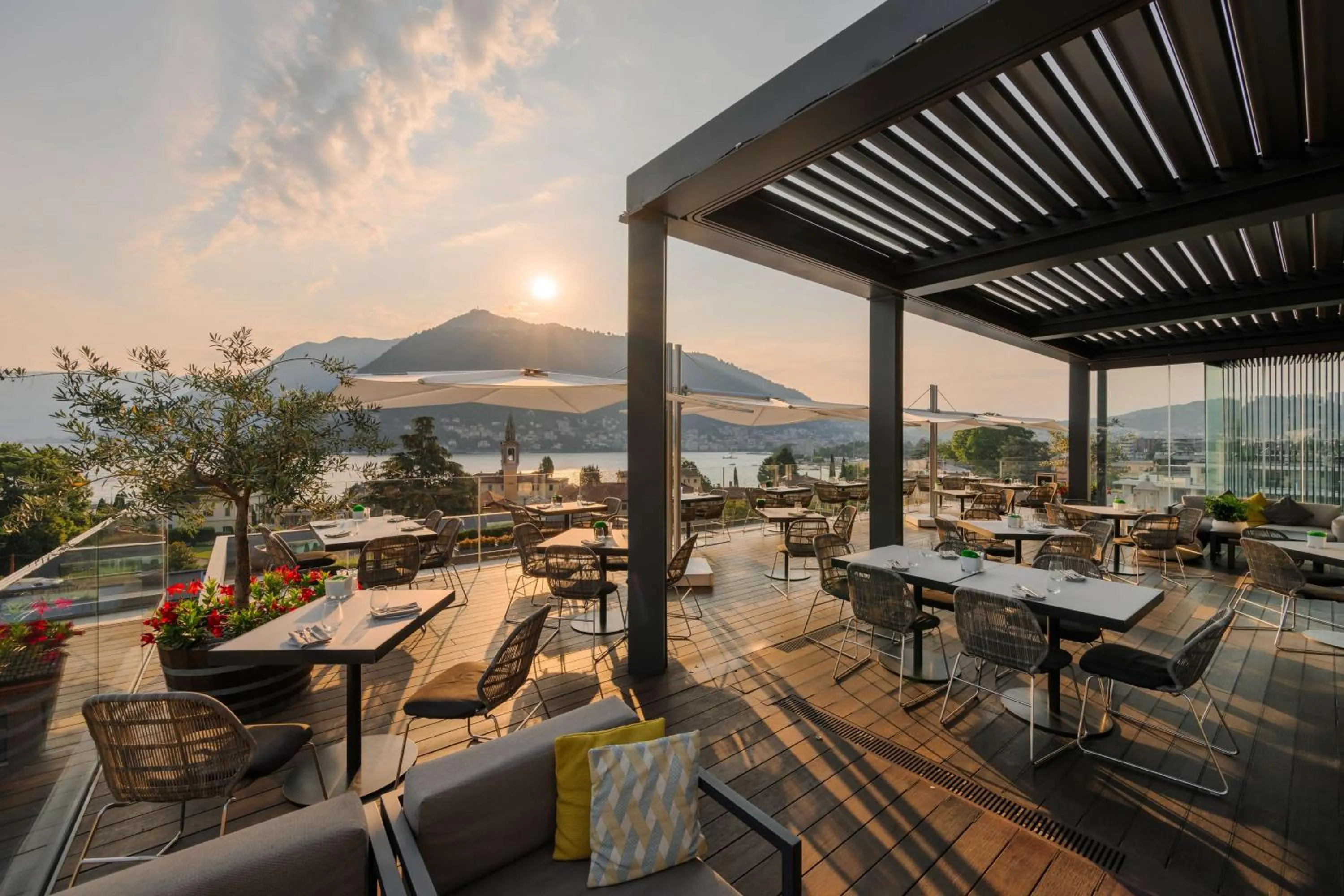 Restaurant/places to eat in Hilton Lake Como