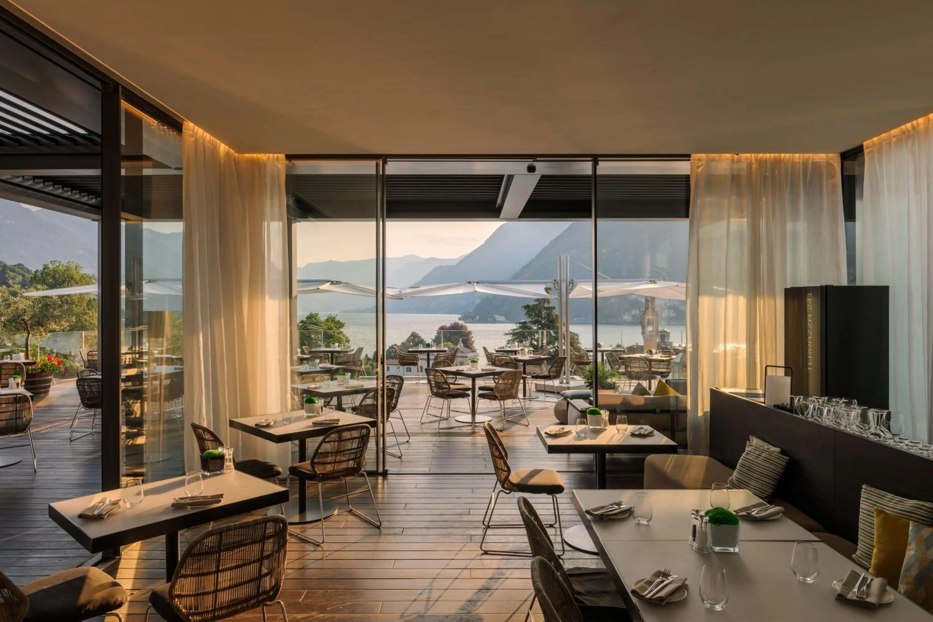 Lounge or bar in Hilton Lake Como