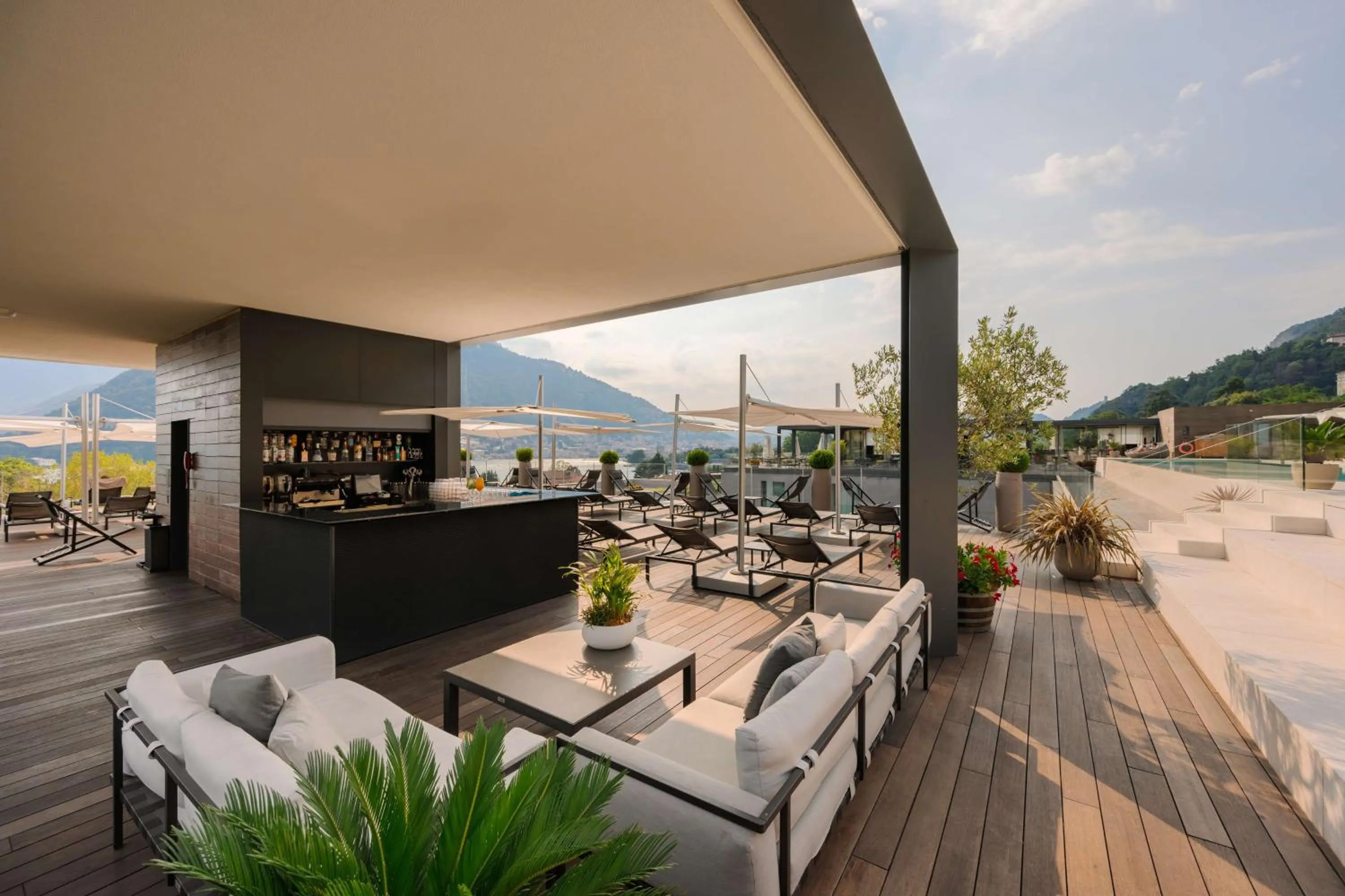 Lounge or bar in Hilton Lake Como