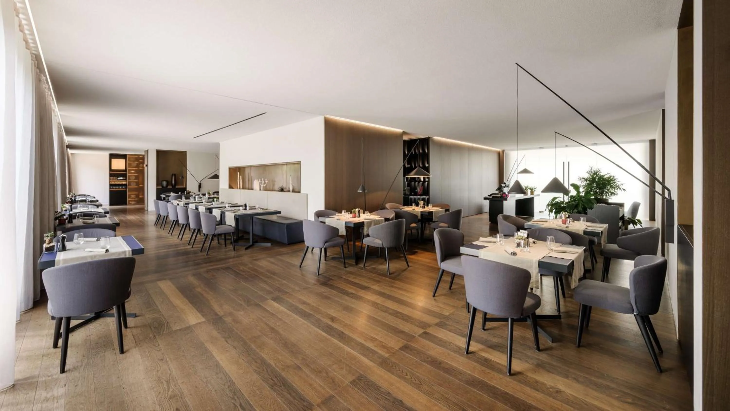 Restaurant/places to eat in Hilton Lake Como