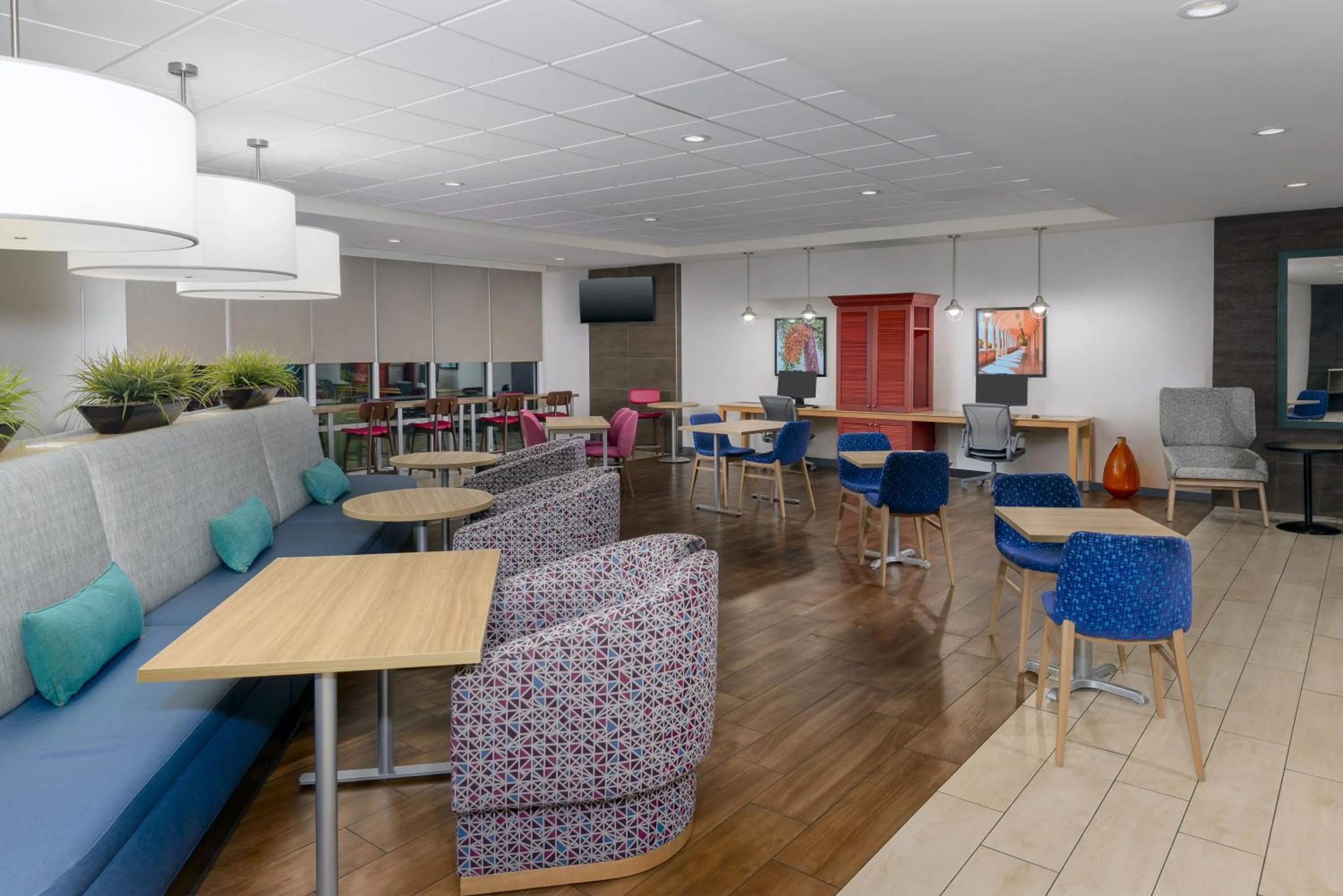 Communal lounge/ TV room in Home2 Suites By Hilton Nokomis