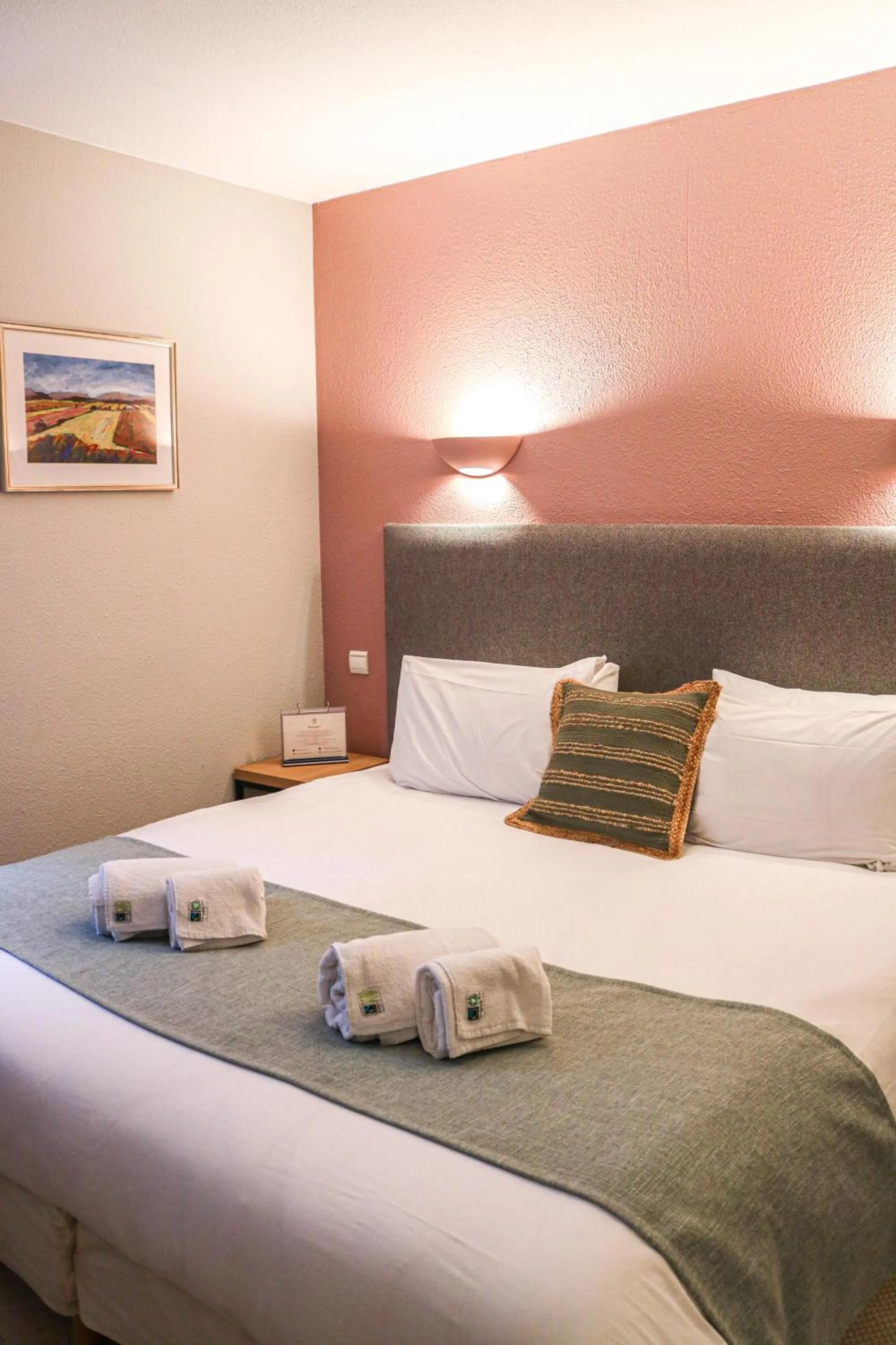 Property building, Bed in Logis Hôtel La Bastide De Grignan & Restaurant "La Chênaie"