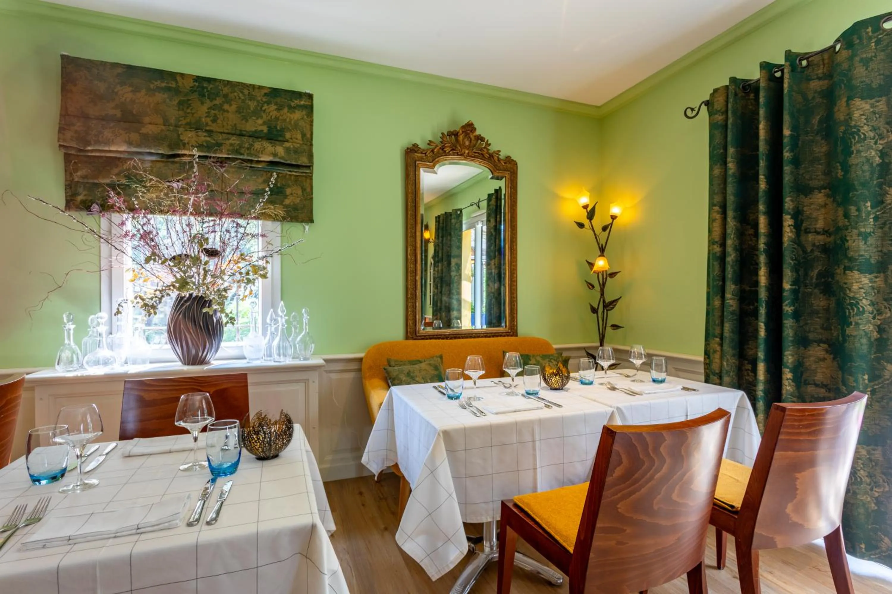 Restaurant/places to eat in Logis Hôtel La Bastide De Grignan & Restaurant "La Chênaie"