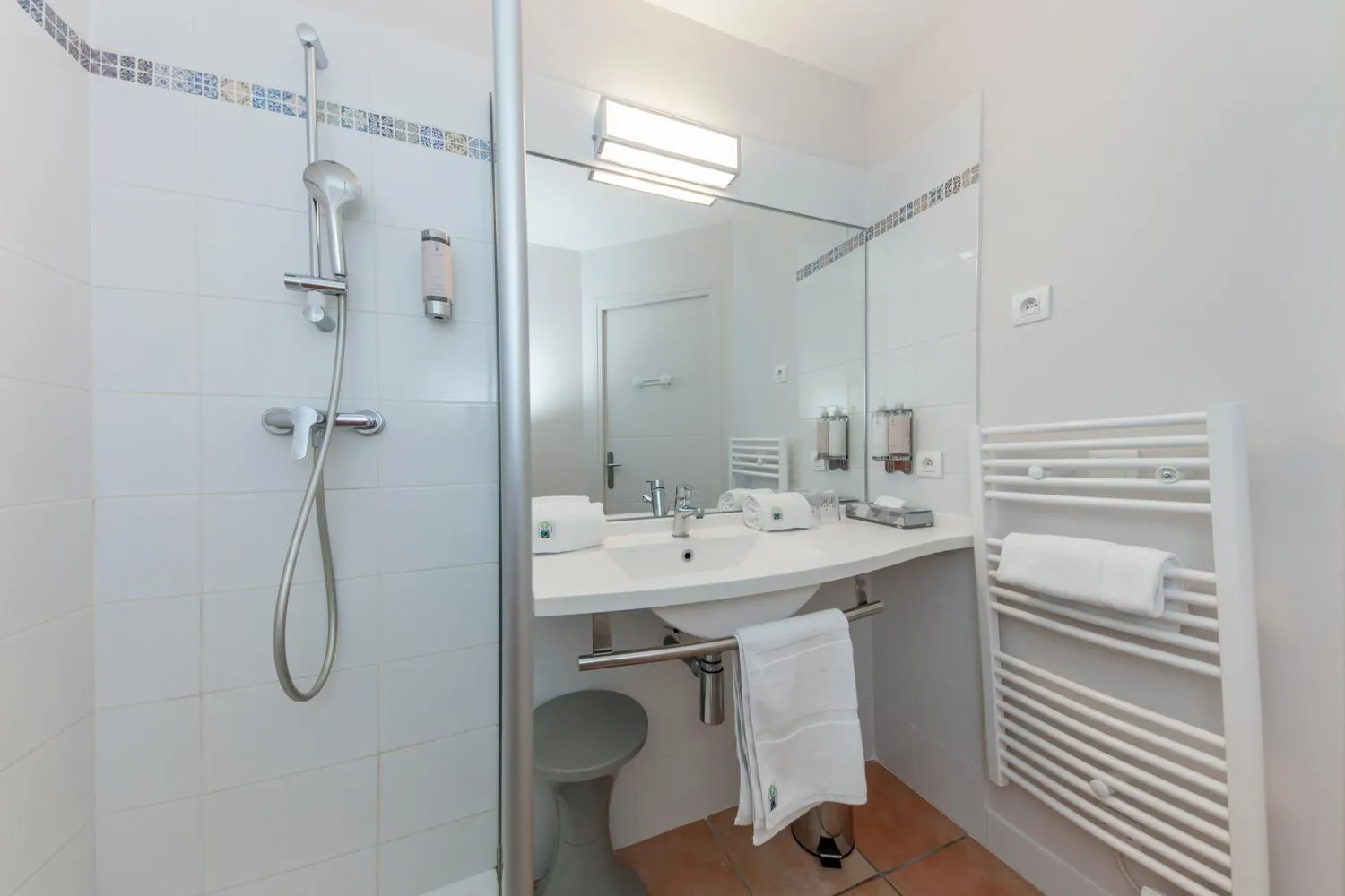 Shower in Logis Hôtel La Bastide De Grignan & Restaurant "La Chênaie"