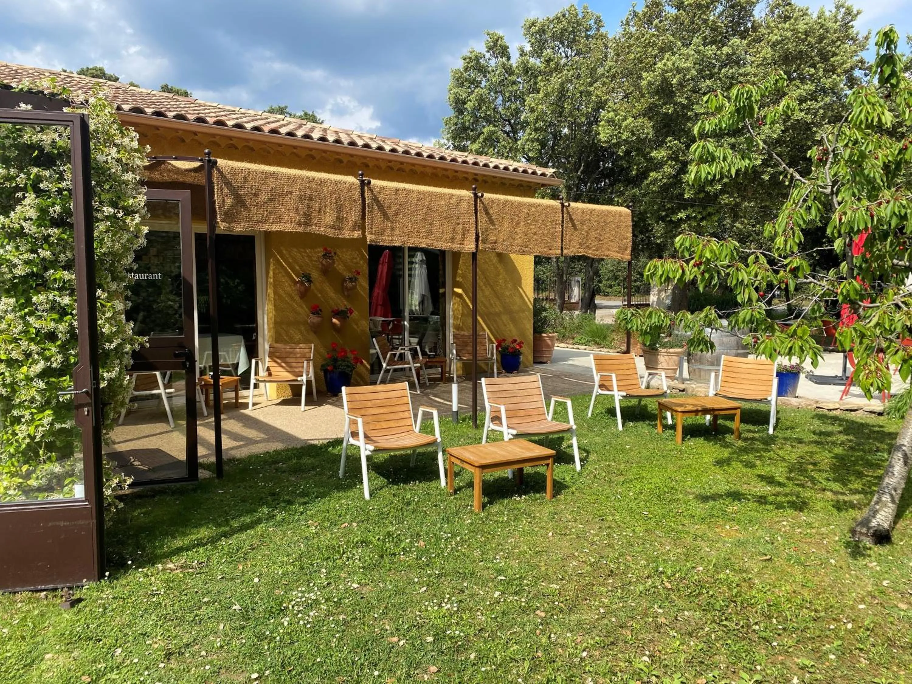 Property building in Logis Hôtel La Bastide De Grignan & Restaurant "La Chênaie"