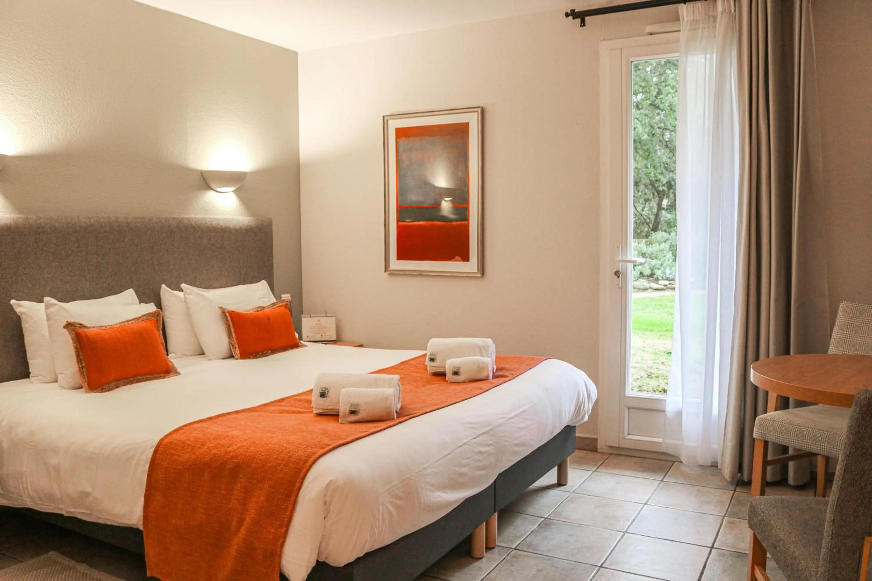 Bed in Logis Hôtel La Bastide De Grignan & Restaurant "La Chênaie"