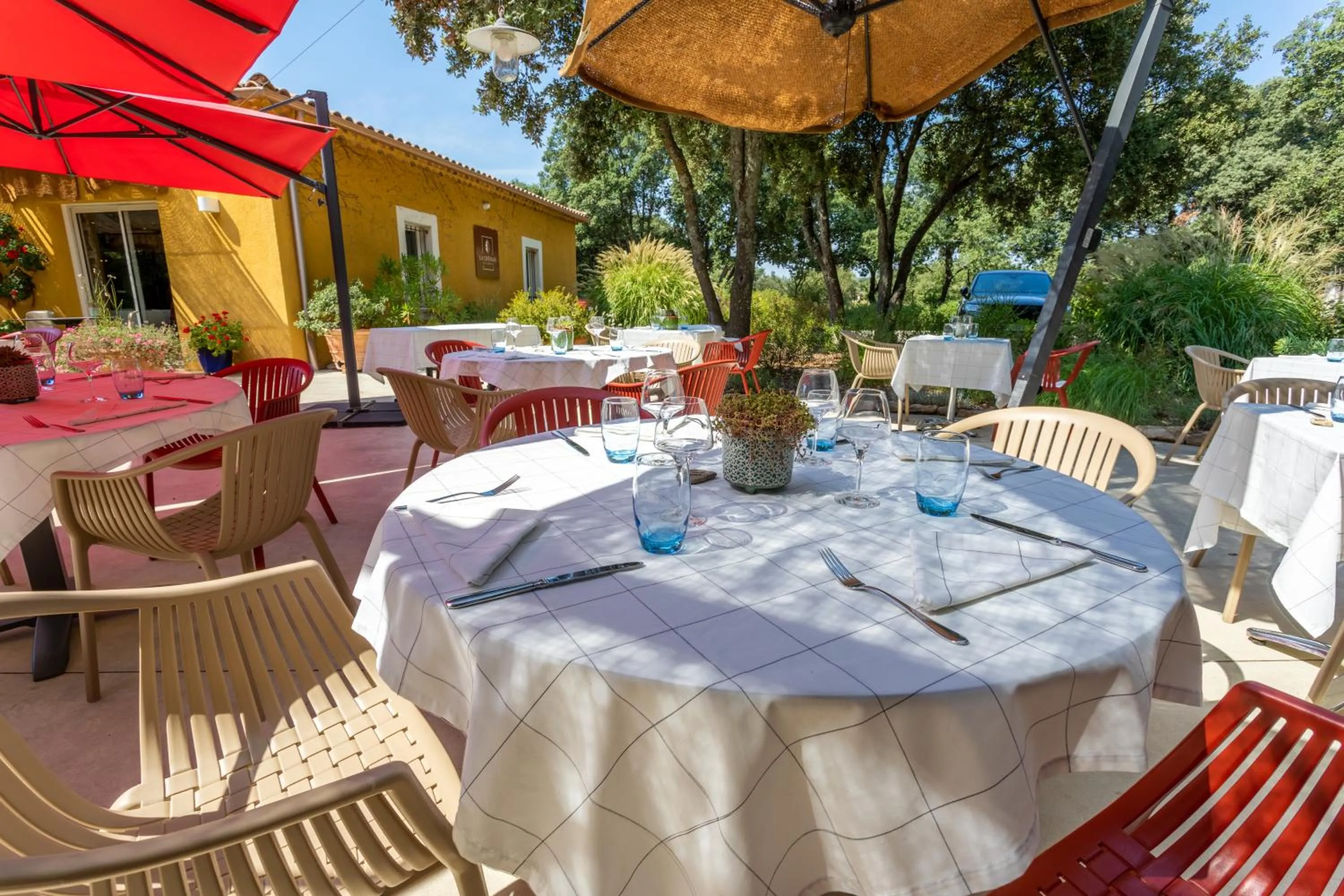 Restaurant/places to eat in Logis Hôtel La Bastide De Grignan & Restaurant "La Chênaie"