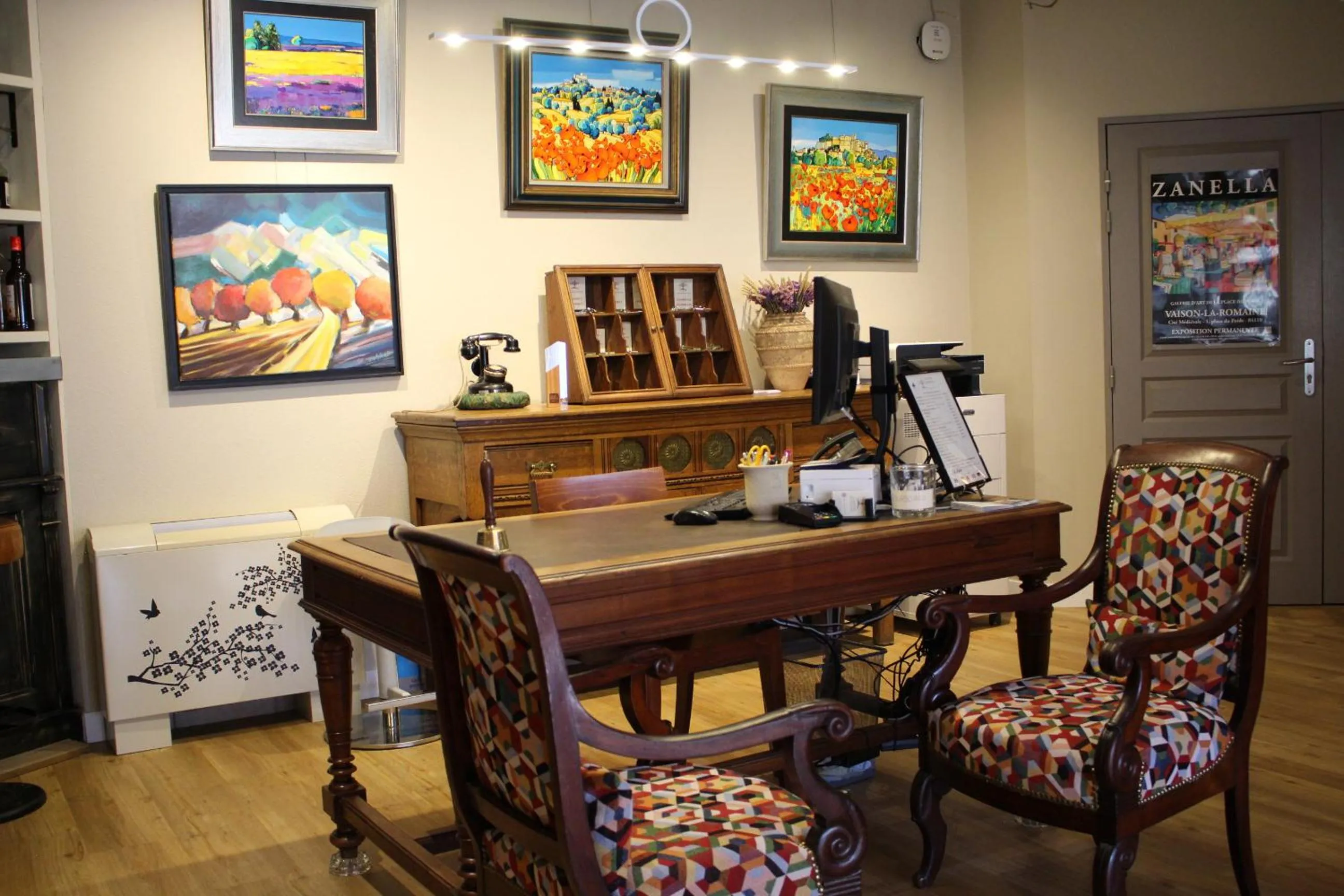 Lobby or reception in Logis Hôtel La Bastide De Grignan & Restaurant La Chênaie