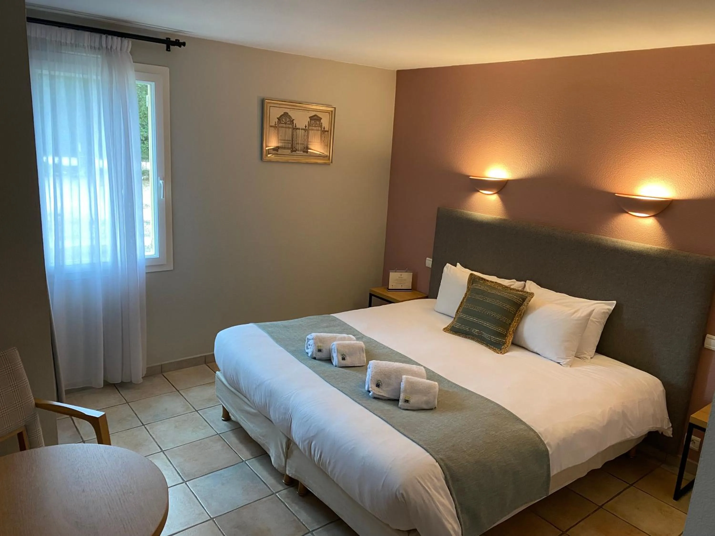 Property building, Bed in Logis Hôtel La Bastide De Grignan & Restaurant "La Chênaie"