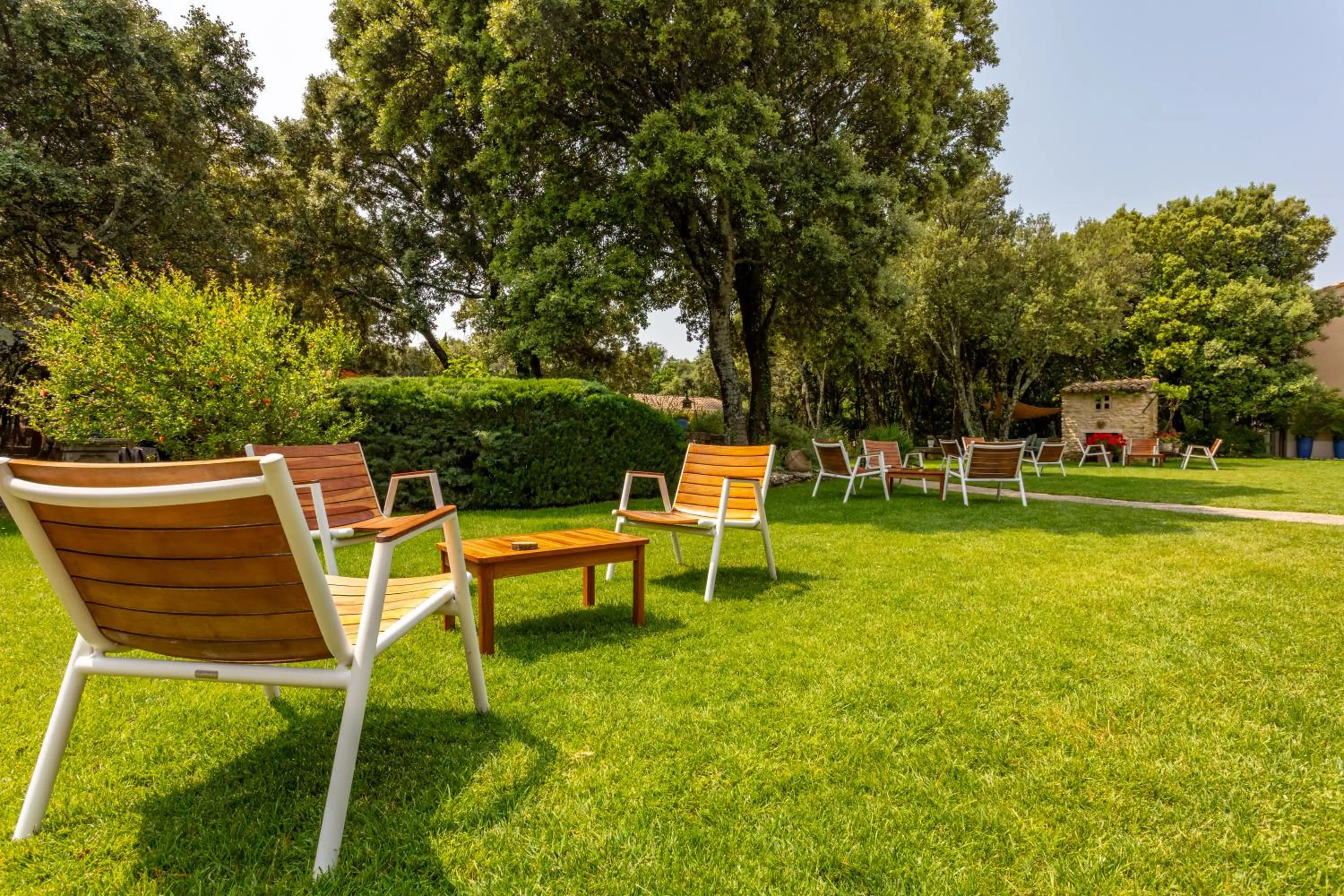 Garden in Logis Hôtel La Bastide De Grignan & Restaurant "La Chênaie"