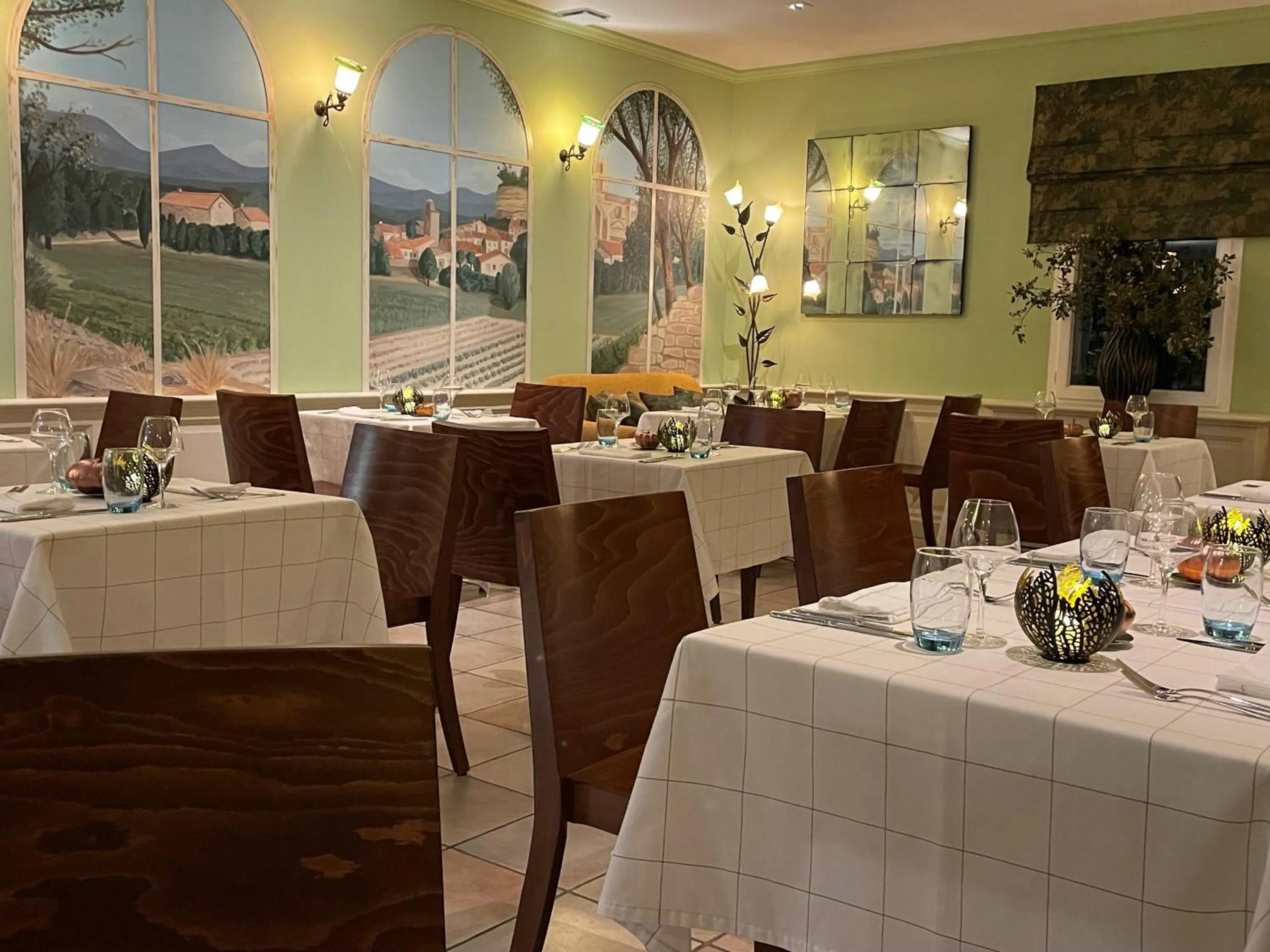 Restaurant/places to eat in Logis Hôtel La Bastide De Grignan & Restaurant "La Chênaie"