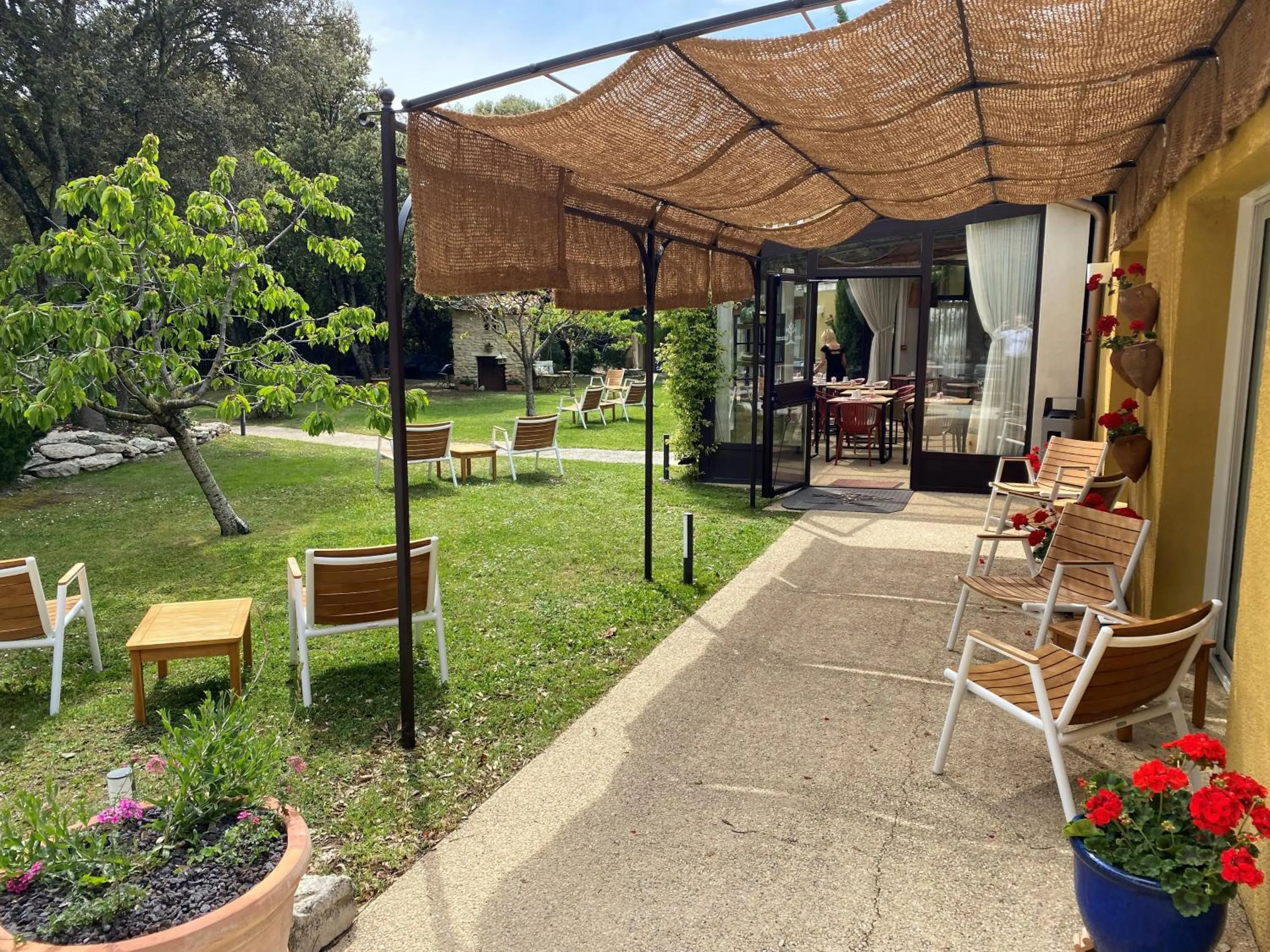 Spring in Logis Hôtel La Bastide De Grignan & Restaurant "La Chênaie"