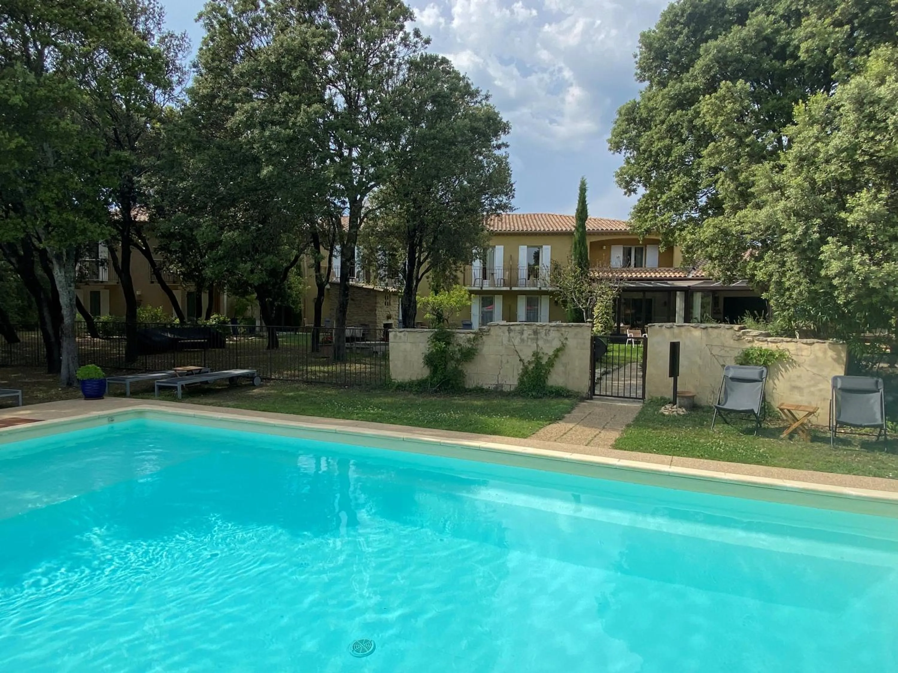 Property building in Logis Hôtel La Bastide De Grignan & Restaurant "La Chênaie"