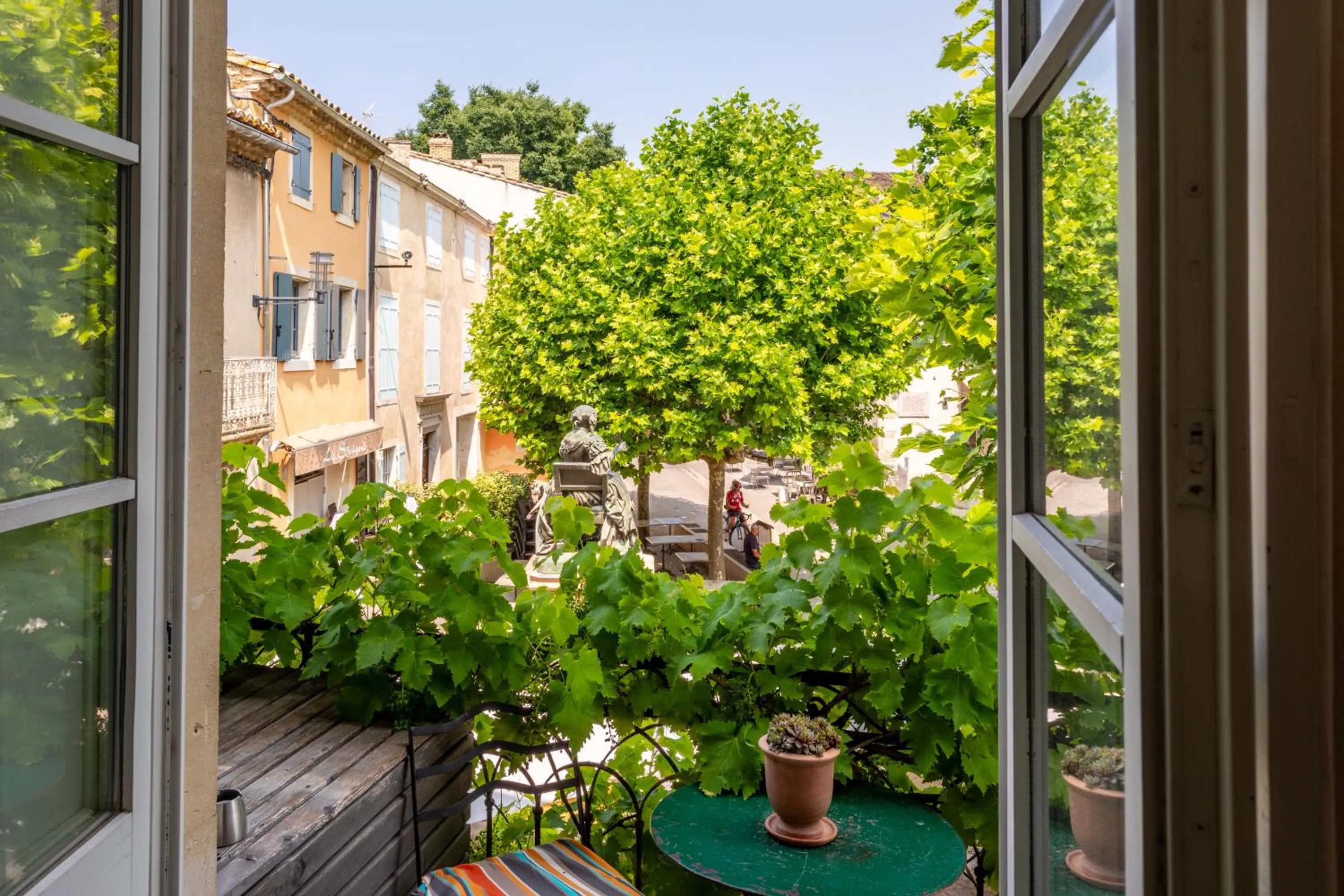 Patio in Logis Hôtel La Bastide De Grignan & Restaurant "La Chênaie"
