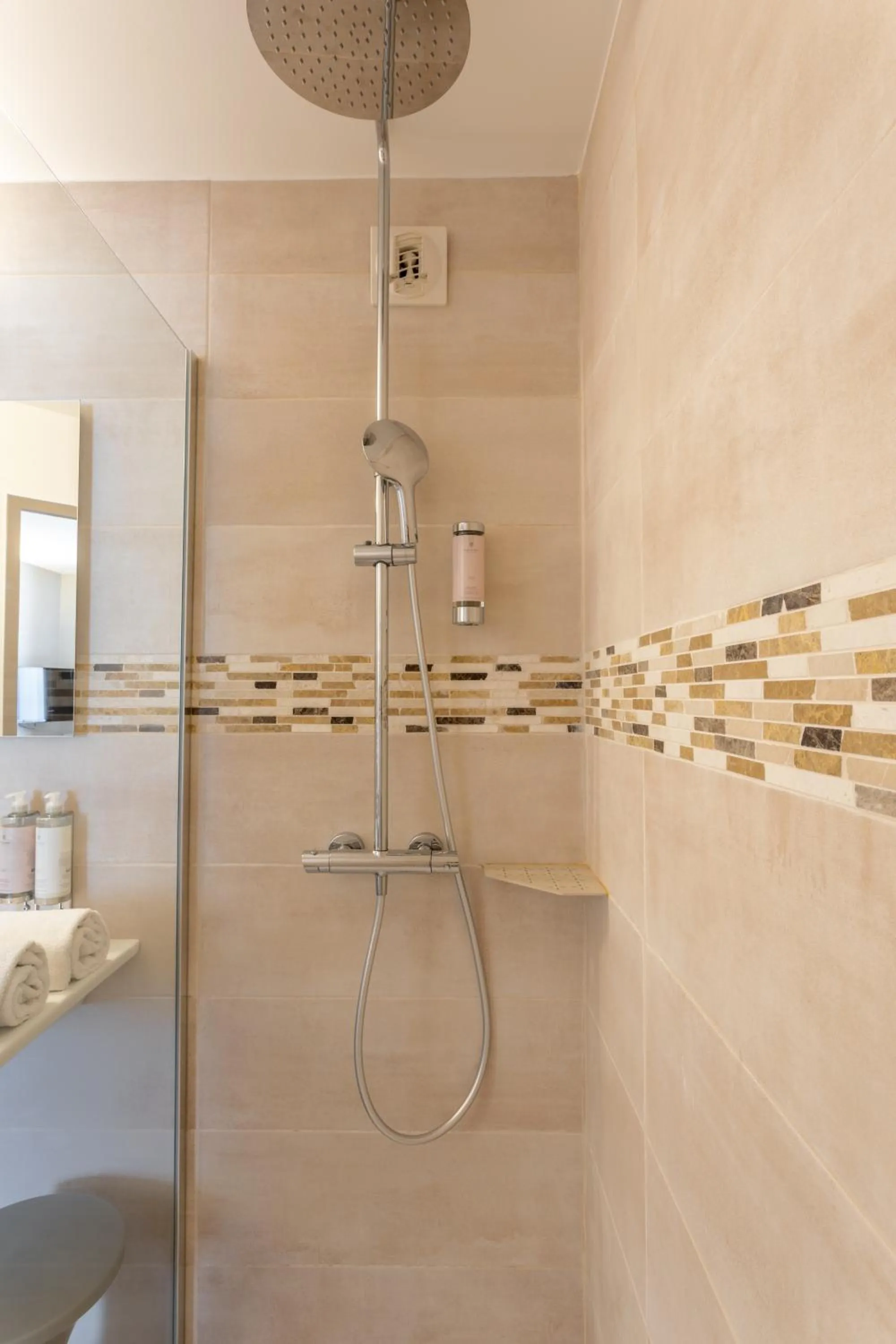 Shower in Logis Hôtel La Bastide De Grignan & Restaurant "La Chênaie"