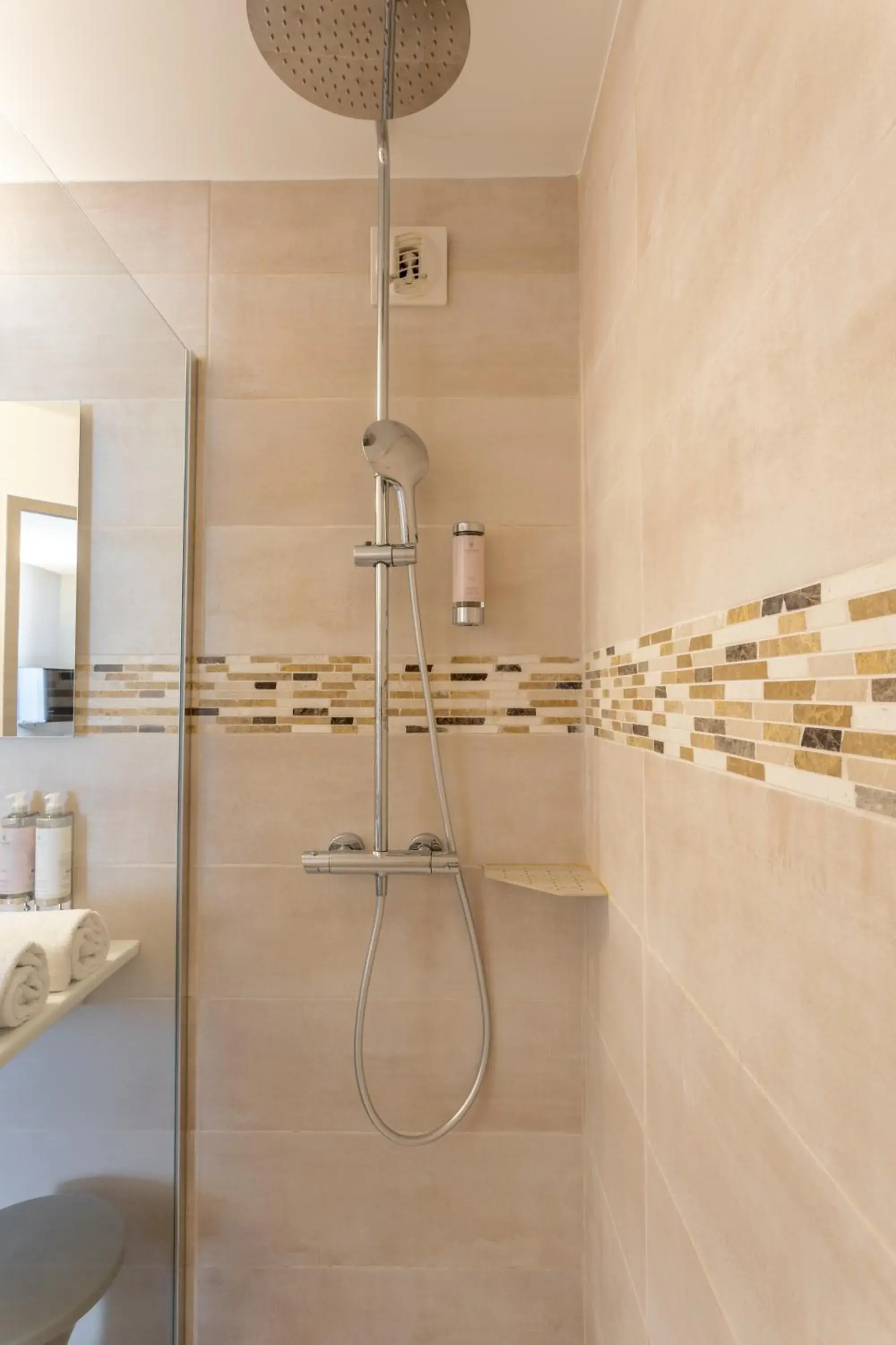 Deluxe Double or Twin Room in Logis Hôtel La Bastide De Grignan & Restaurant "La Chênaie" Deluxe Double or Twin Room in Logis Hôtel La Bastide De Grignan & Restaurant "La Chênaie"