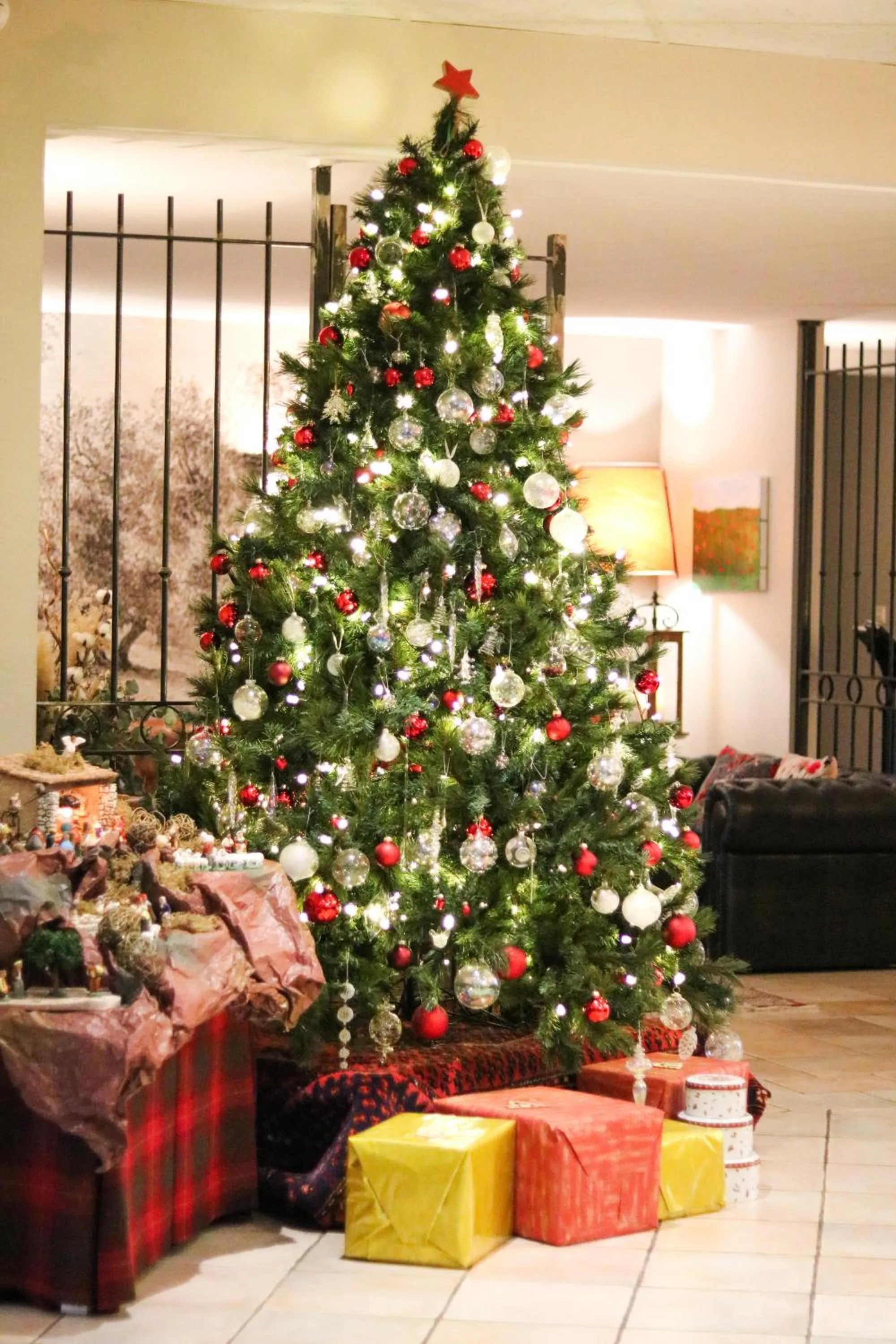 Property building in Logis Hôtel La Bastide De Grignan & Restaurant "La Chênaie"