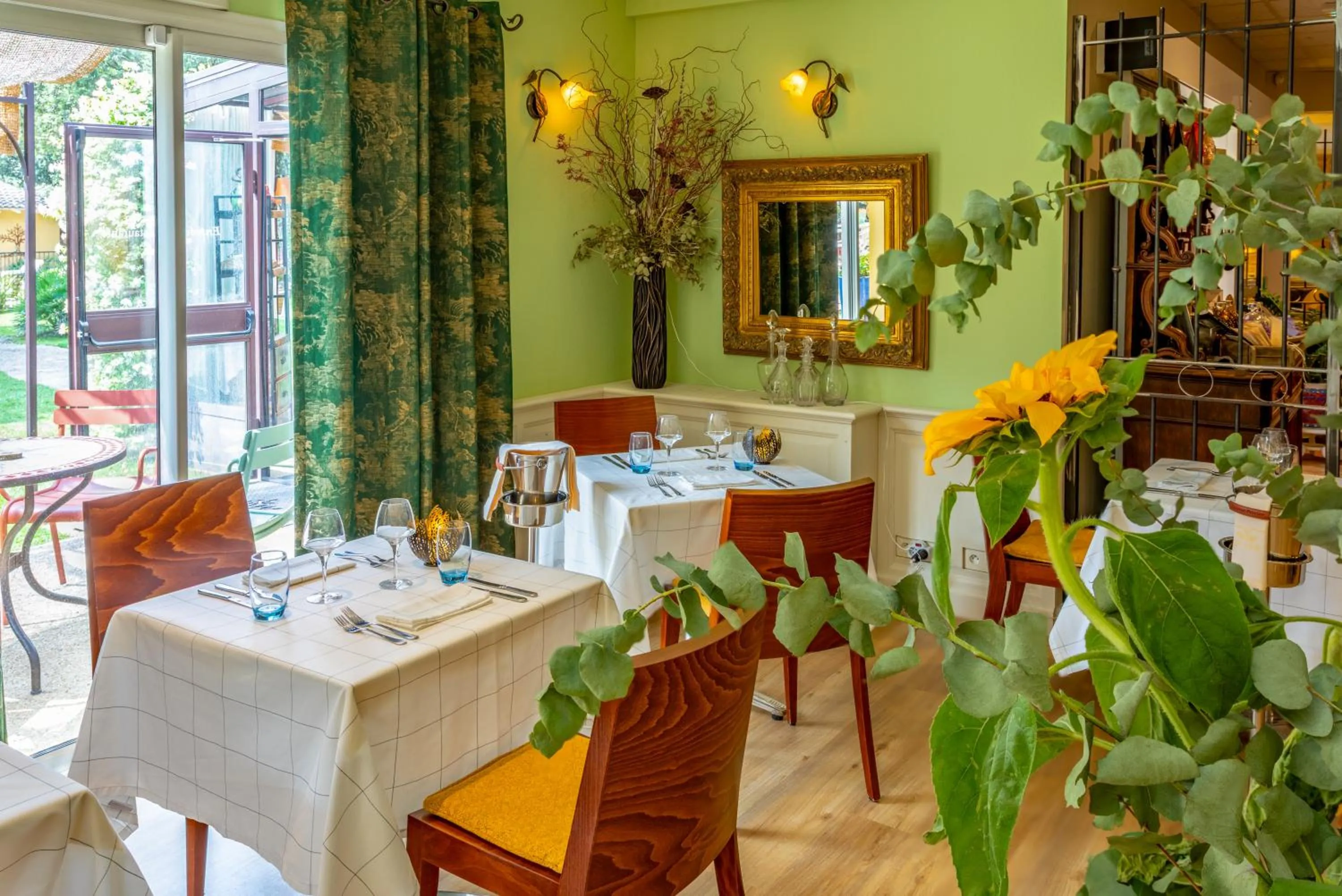 Restaurant/places to eat in Logis Hôtel La Bastide De Grignan & Restaurant "La Chênaie"