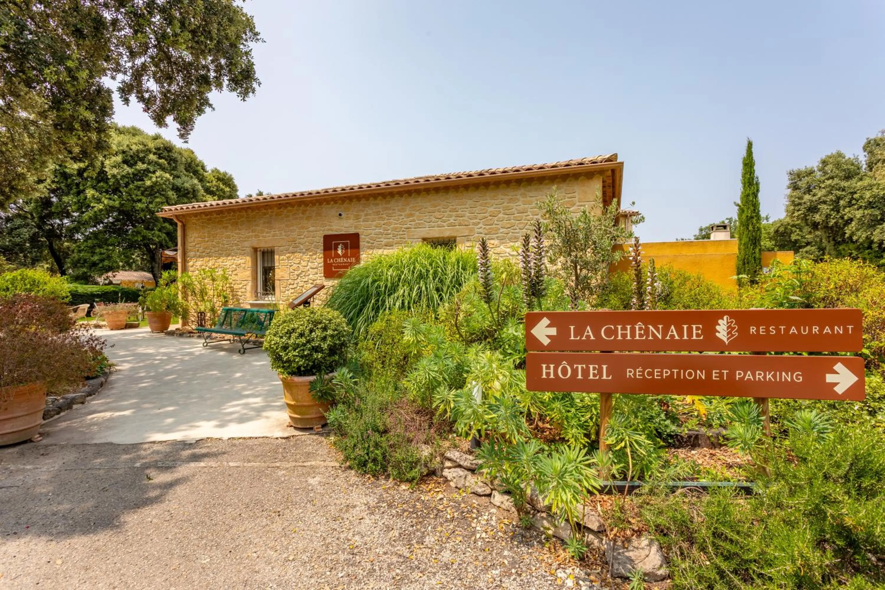 Property building in Logis Hôtel La Bastide De Grignan & Restaurant "La Chênaie"