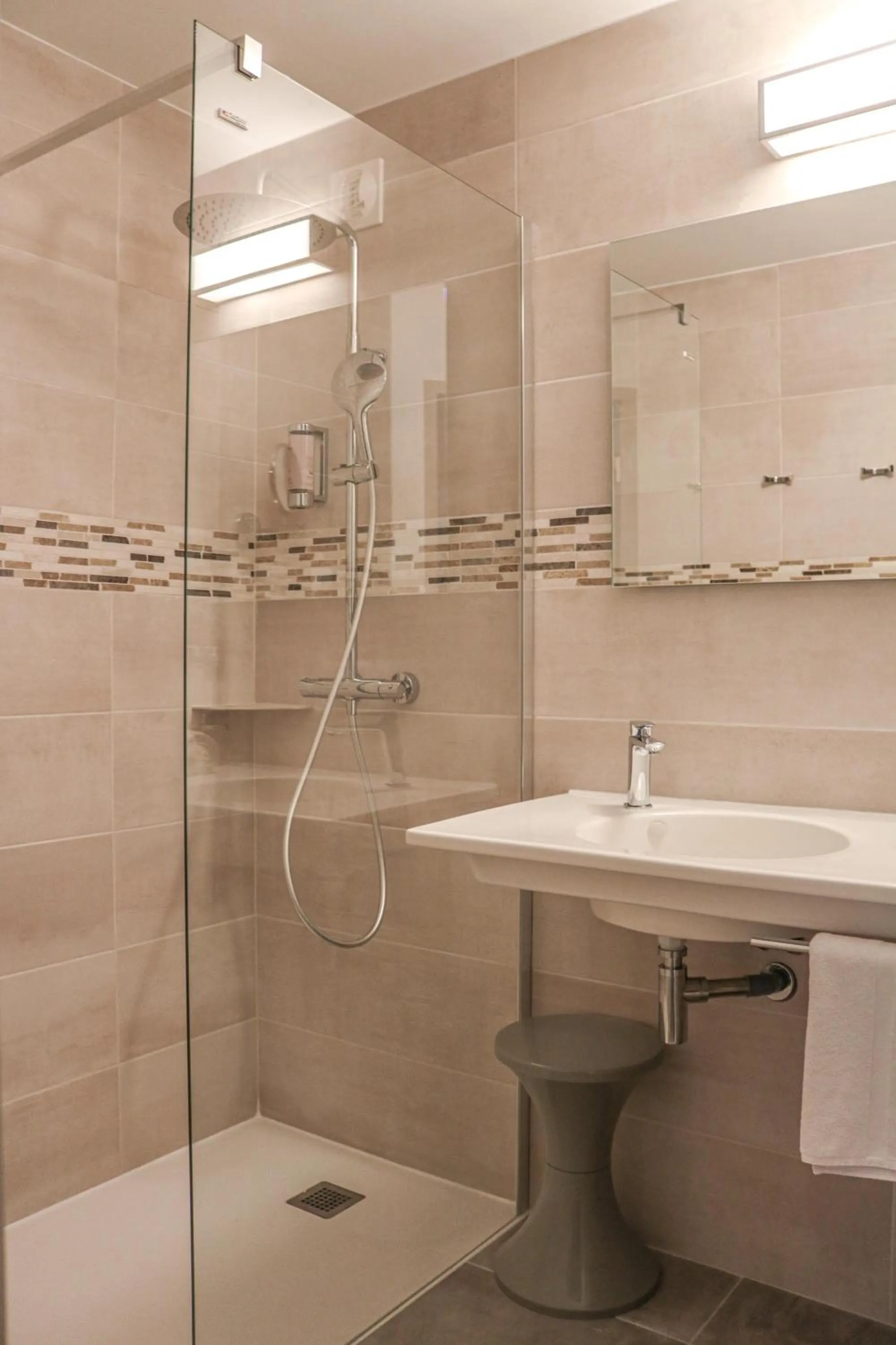 Property building in Logis Hôtel La Bastide De Grignan & Restaurant "La Chênaie"