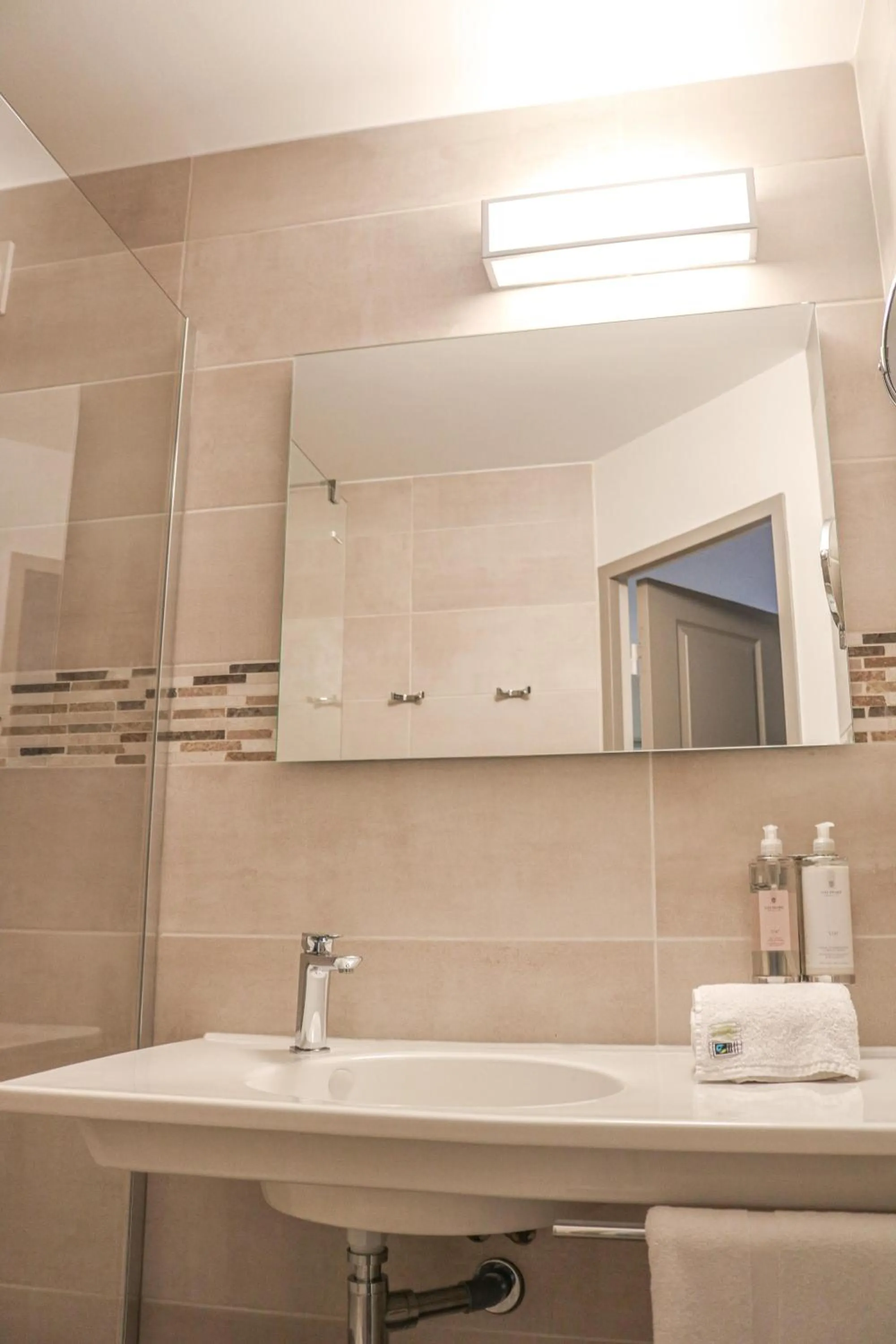 Shower in Logis Hôtel La Bastide De Grignan & Restaurant "La Chênaie"