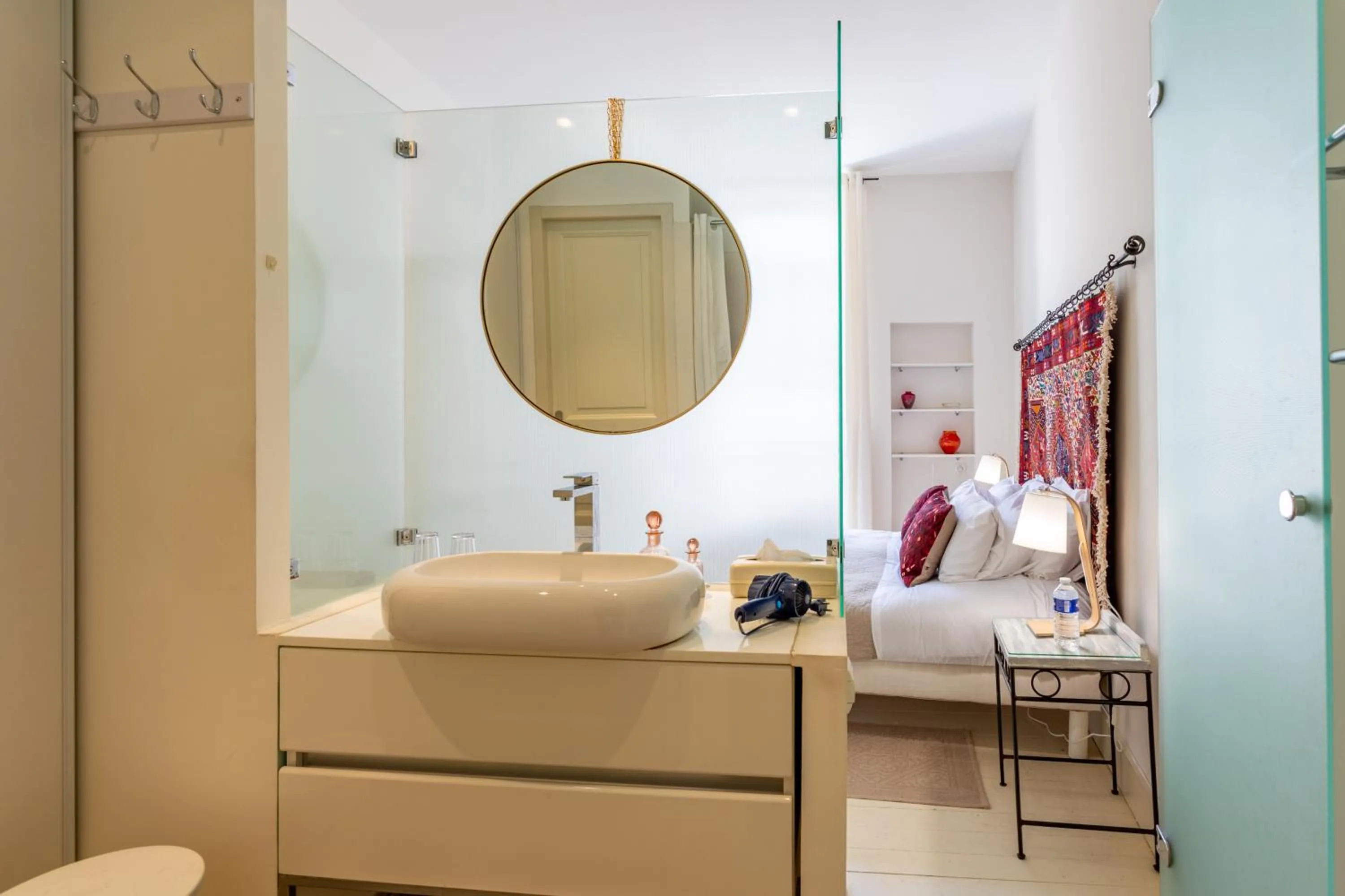 Bathroom, Bed in Logis Hôtel La Bastide De Grignan & Restaurant "La Chênaie"