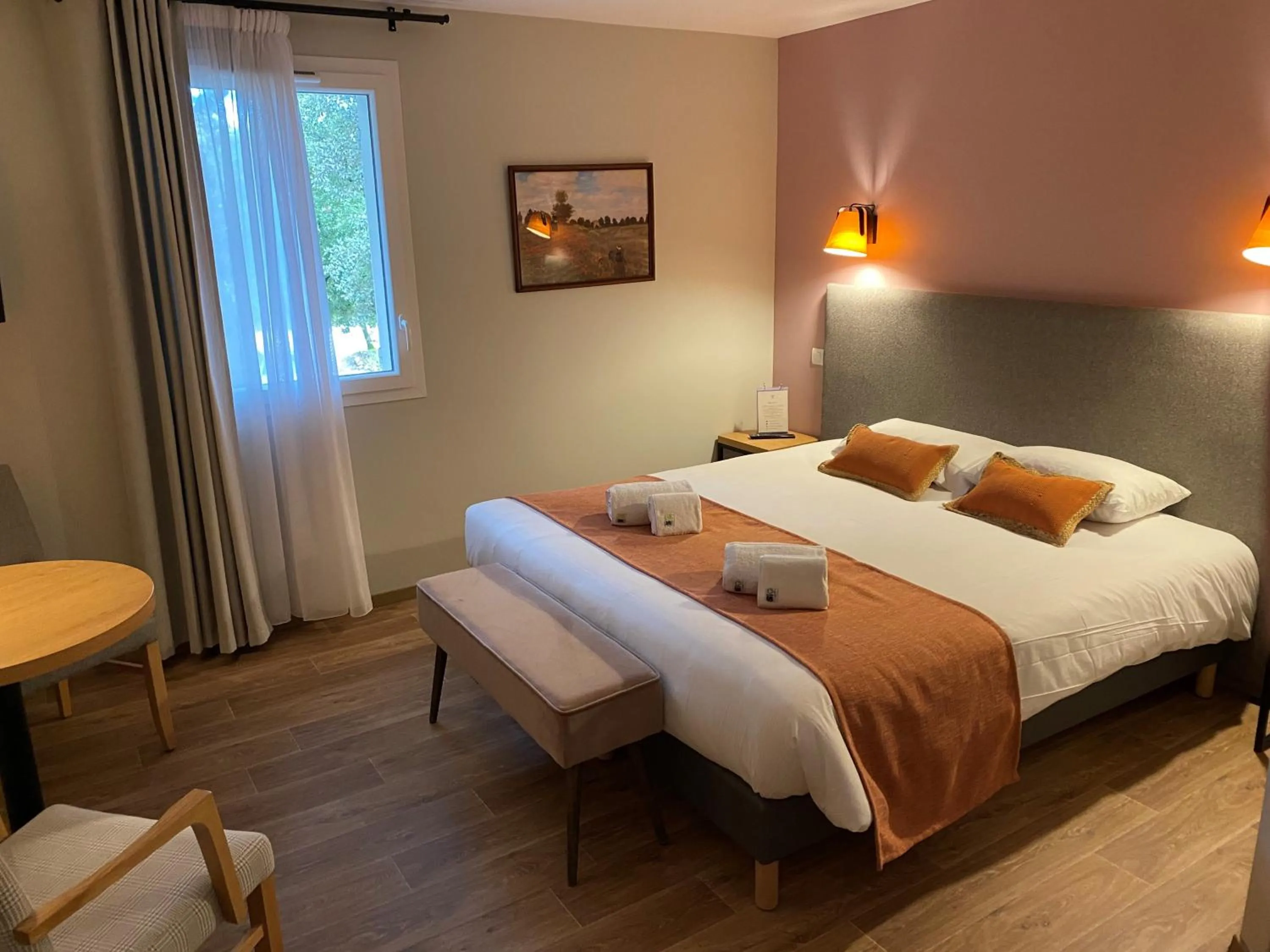 Bed in Logis Hôtel La Bastide De Grignan & Restaurant "La Chênaie"