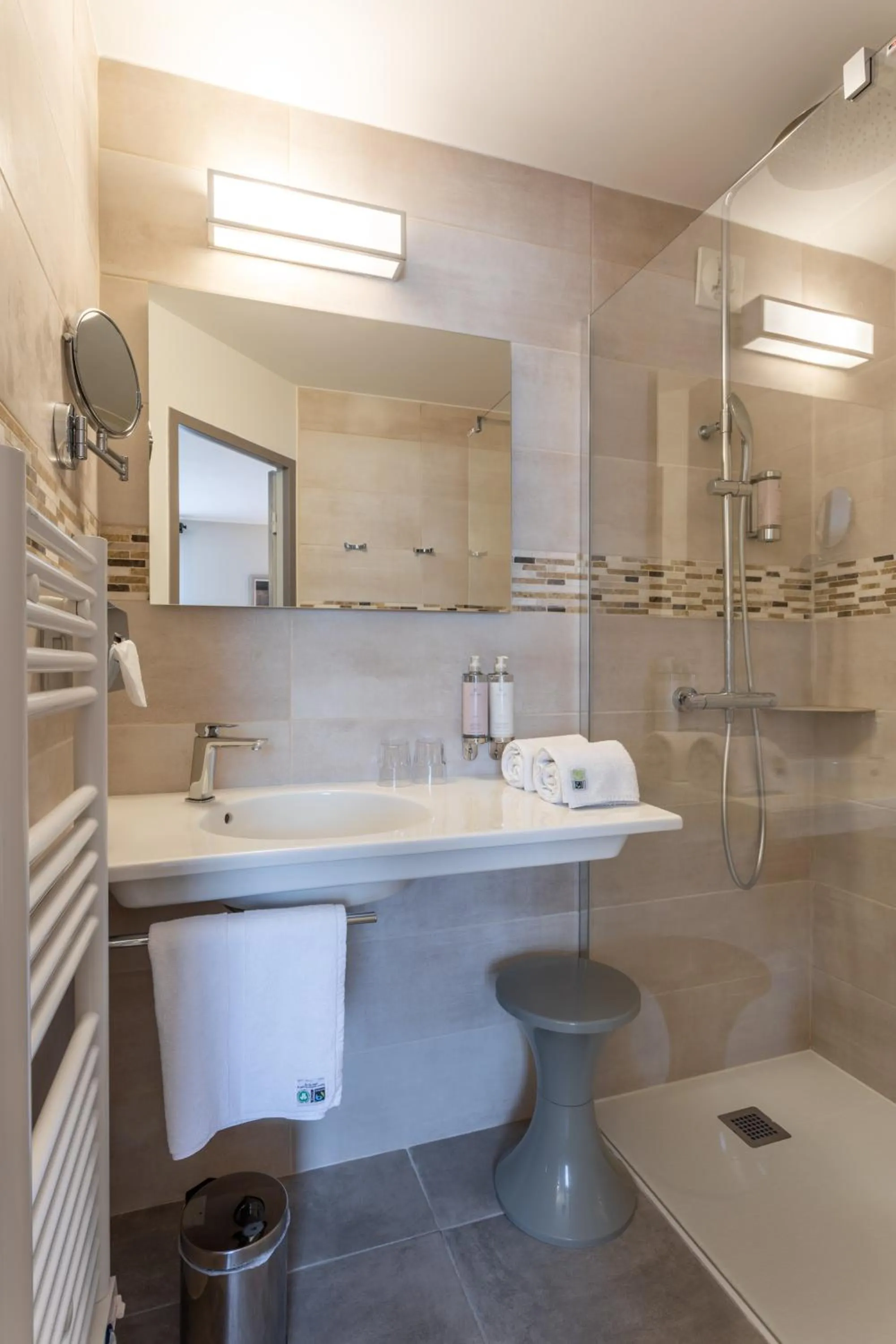 Bedroom in Logis Hôtel La Bastide De Grignan & Restaurant "La Chênaie"