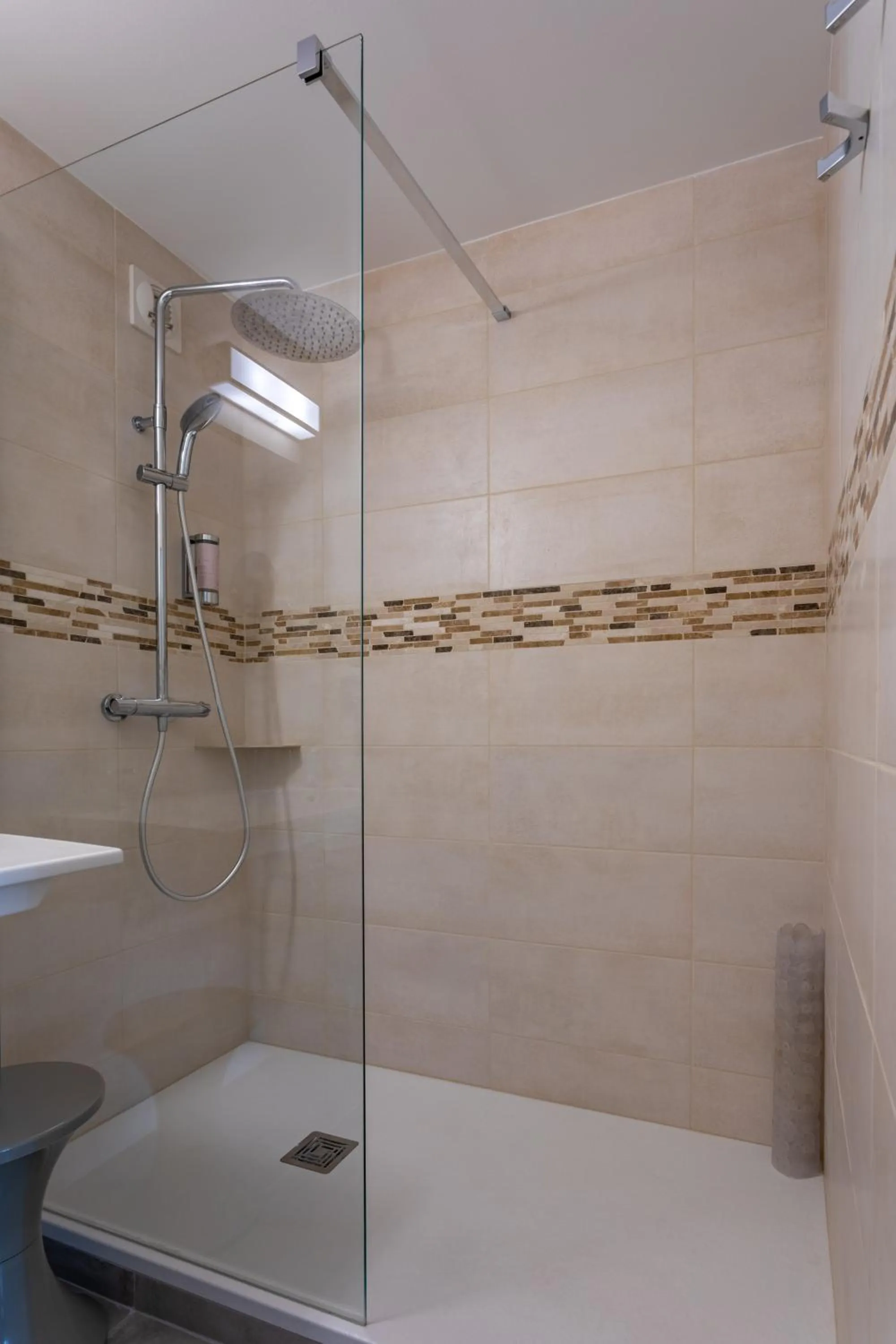 Bathroom in Logis Hôtel La Bastide De Grignan & Restaurant "La Chênaie"