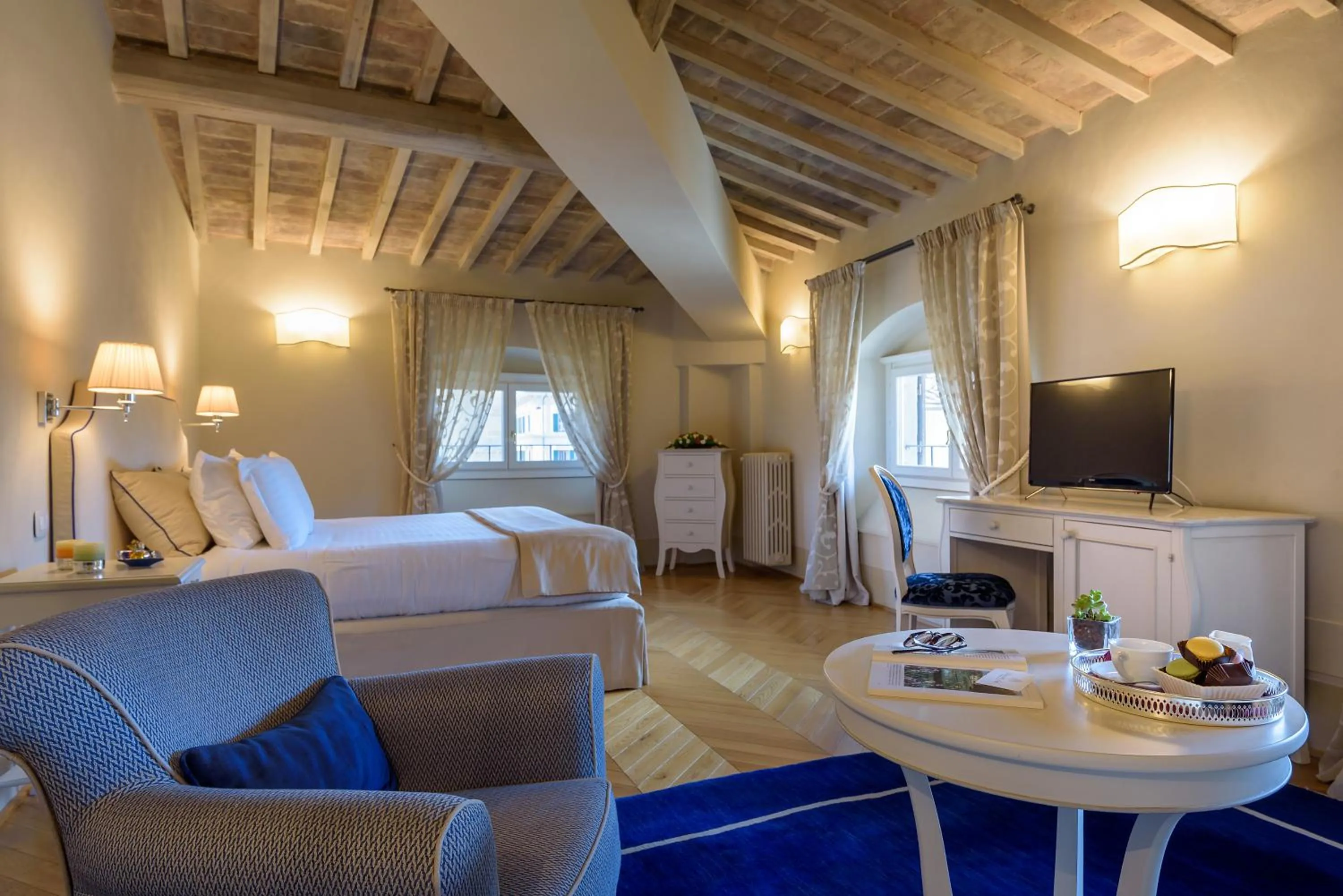 Photo of the whole room, Bed in Palazzo della Stufa Residenza D'Epoca