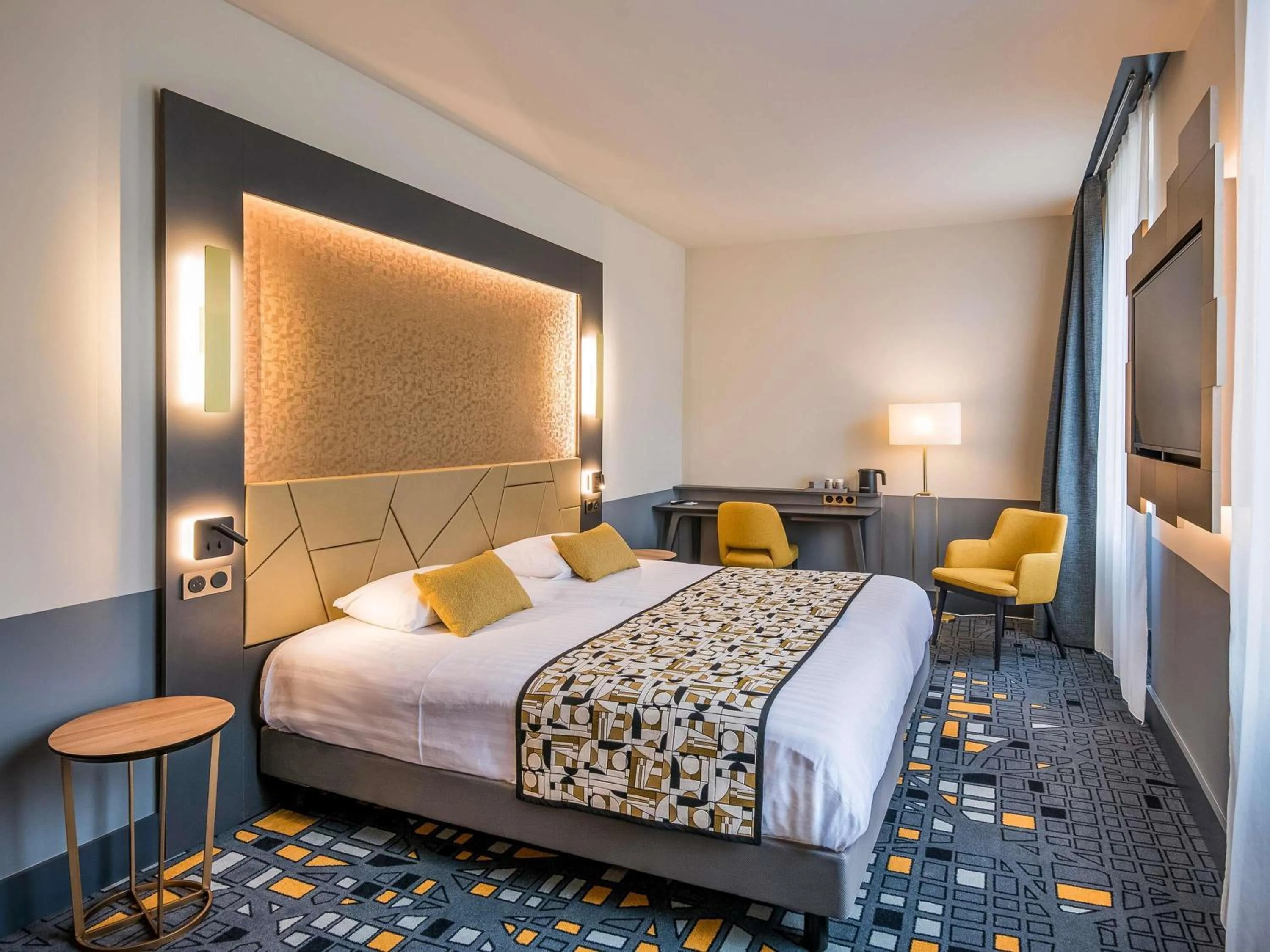 Bedroom, Bed in Hôtel Mercure Rodez Cathédrale