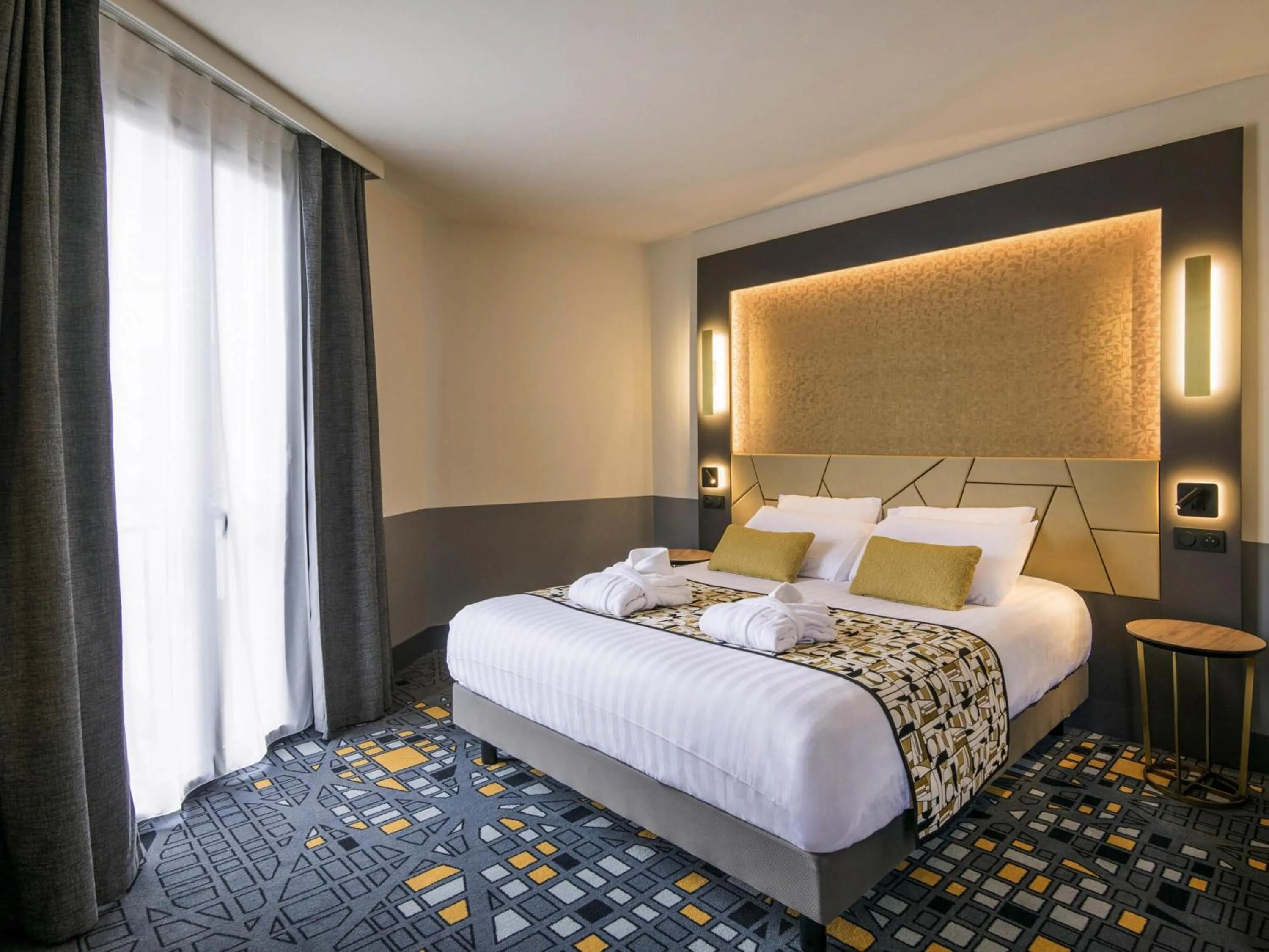 Bedroom, Bed in Hôtel Mercure Rodez Cathédrale