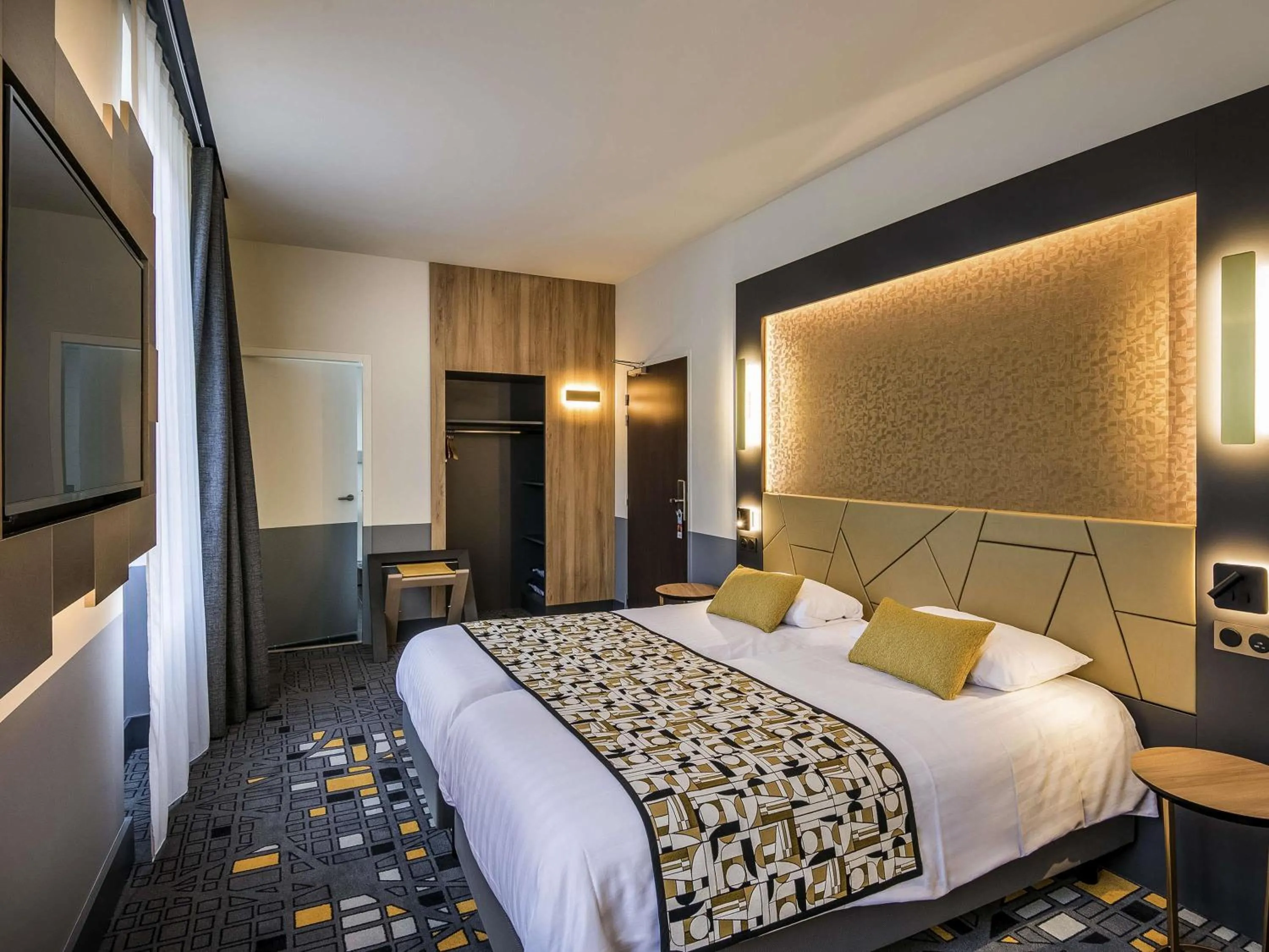 Bedroom, Bed in Hôtel Mercure Rodez Cathédrale