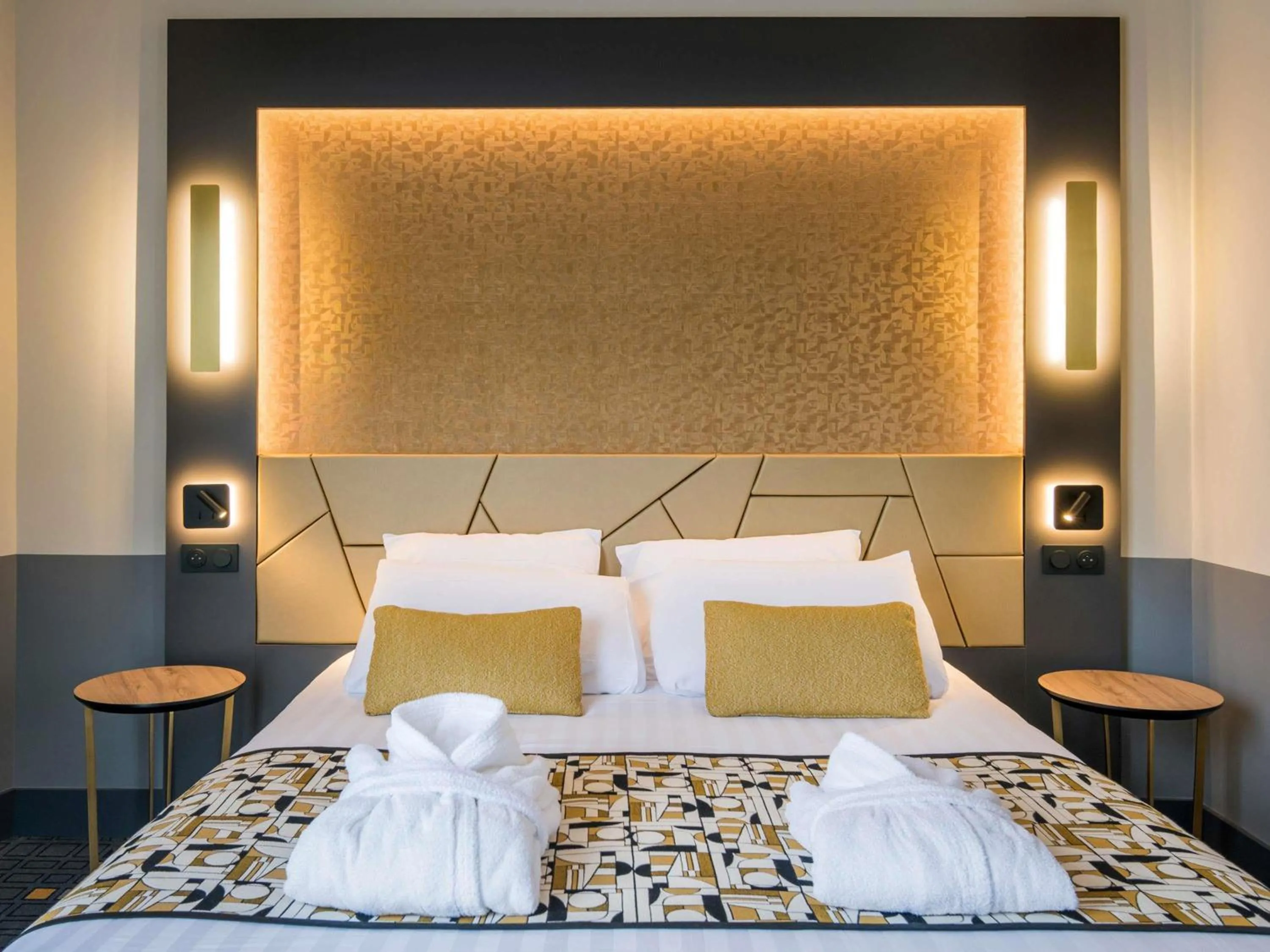 Bedroom, Bed in Hôtel Mercure Rodez Cathédrale