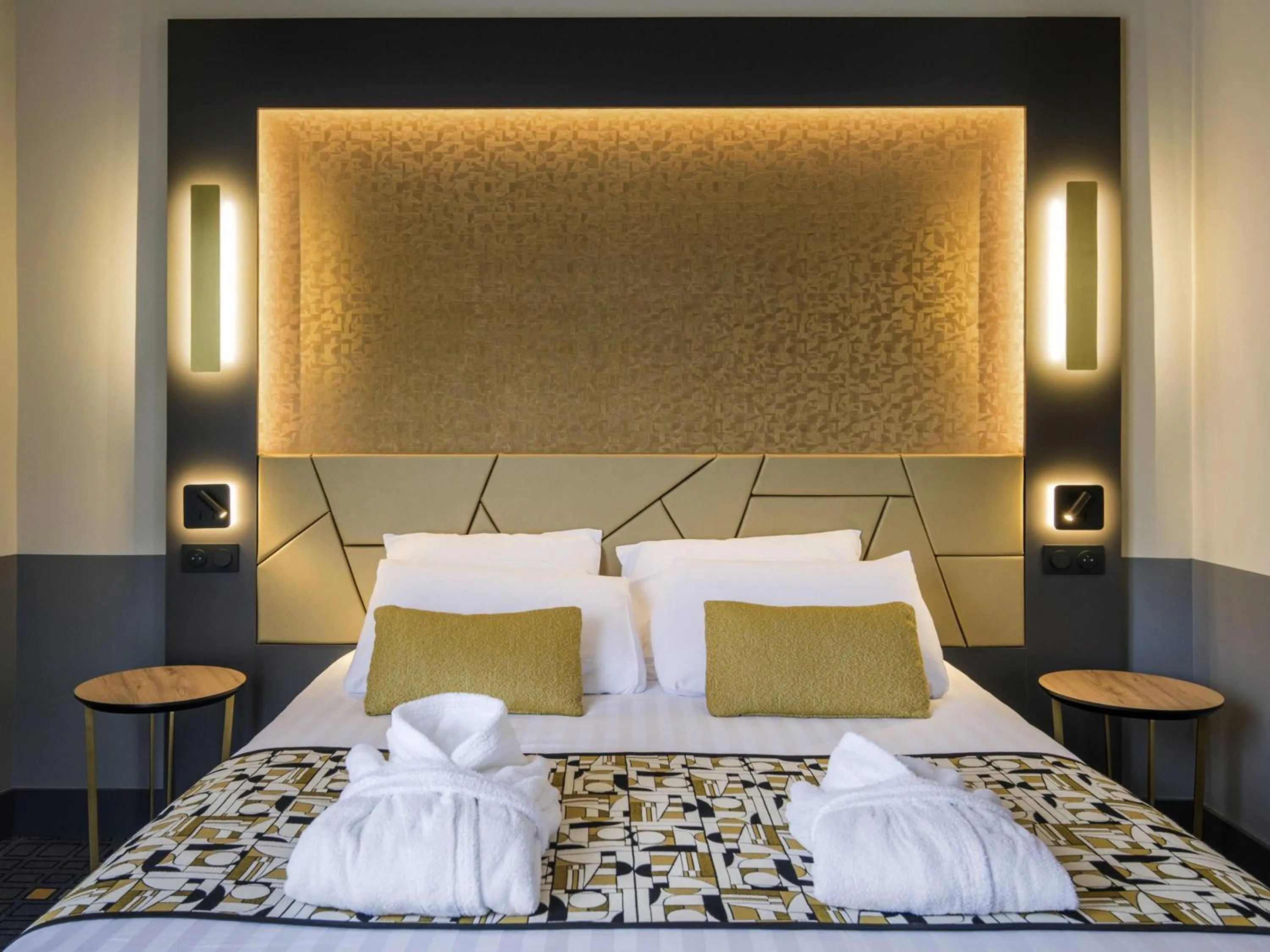 Bedroom, Bed in Hôtel Mercure Rodez Cathédrale