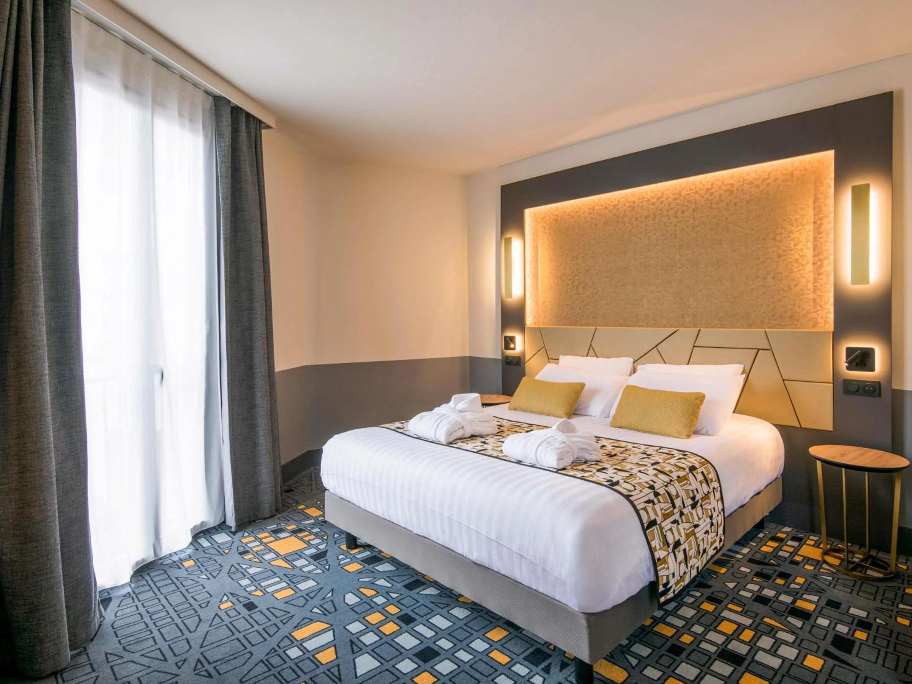 Property building, Bed in Hôtel Mercure Rodez Cathédrale