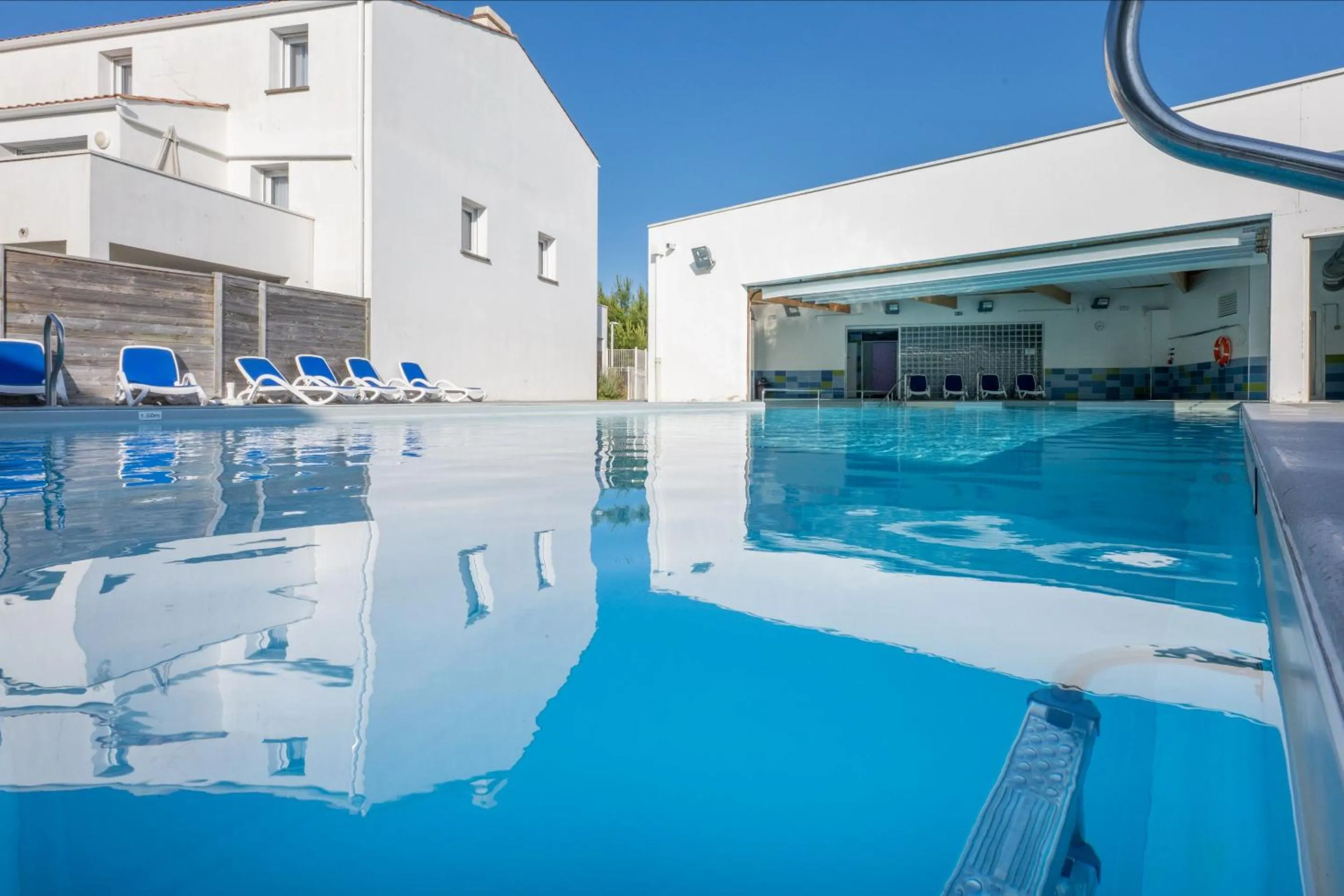 Swimming pool in Résidence Odalys Le Domaine des Pins