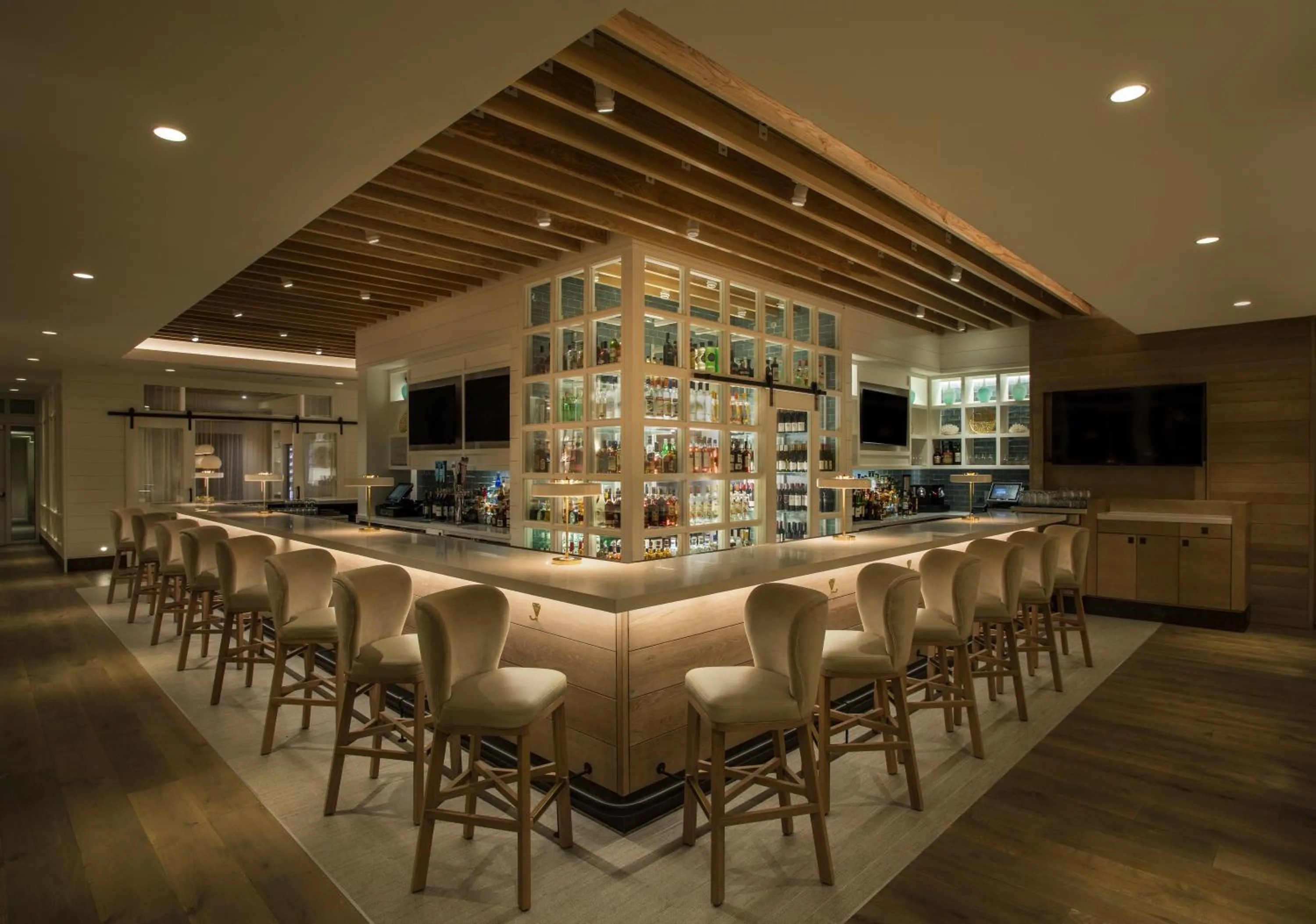 Lounge or bar in Hutchinson Shores Resort & Spa